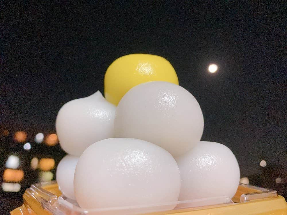 舞子さんのインスタグラム写真 - (舞子Instagram)「🌕🐇🍡 ⋆︎* 今日は中秋の名月🌝  スーパーで月見団子を買って、一人でお月見💛🎑 月が綺麗だね〜！！しあわせ☺️🤍 ⋆︎*  そして、お知らせです‼️  📺ABEMA新オリジナル連続ドラマ  『17.3 about a sex』 #5  が、本日  23:00〜23:27  放送予定です💡 ⋆︎* また、episode #1 〜 #4  は、▼ABEMAビデオで無料見逃し配信中です🤳✨  舞子がちょっと撮影参加させていただいたのは、 #6 のエピソード🌟 いよいよ来週の予定！！☺︎  どうぞお楽しみに！！🙇🏻‍♀️💞 ・ ・ ・ #中秋の名月  #2020  #お月見  #お月見団子  #東京 #上京 して #初めて #一人でお月見  #abematv #abema #オリジナルドラマ  #ドラマ173  #🌕 #🎑 #🐰」10月1日 21時08分 - maiko___official