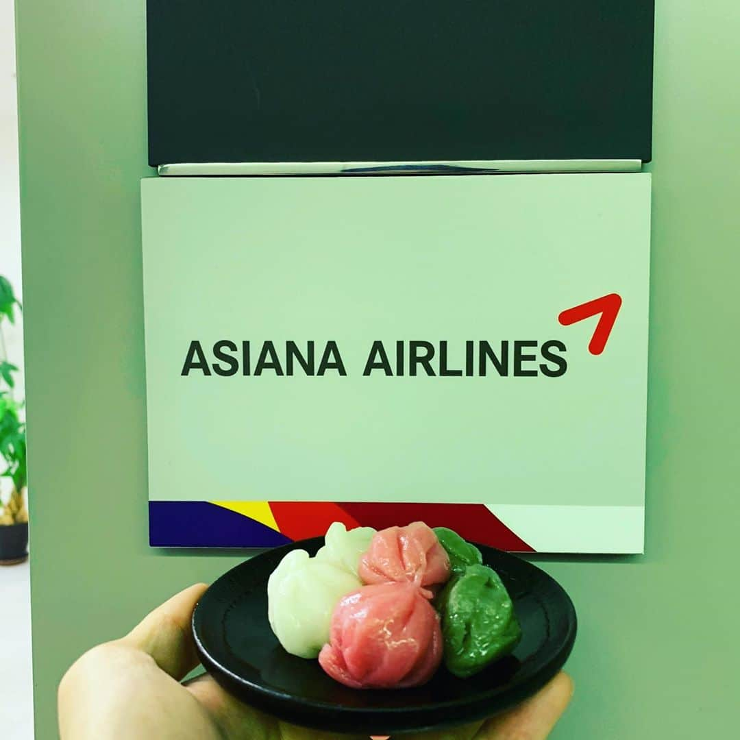 アシアナ航空日本地域公式アカウントさんのインスタグラム写真 - (アシアナ航空日本地域公式アカウントInstagram)「.﻿ 【2020年秋夕(チュソク)】﻿ 早いもので気がつけば１０月﻿ ﻿ だんだん涼しくなり、肌寒い日もちらほら。﻿ 皆様いかがお過ごしでしょうか？﻿ ﻿ 今日は、秋夕(チュソク)当日です。﻿ チュソクとは、、、韓国での旧暦のお盆のことで、国民的な名節（祝日）の１つです。﻿ ﻿ 旧暦なので、毎年チュソクの日にちは変わりますが今年は10月1日がチュソク当日。﻿ ﻿ チュソクの過ごし方は、家族と会ったり、お墓参りをしてご先祖様に挨拶をしたり、、日本のお盆と考え方は似ていますよね。﻿ ﻿ そして、チュソクに欠かせない食べ物があります。それは、ソンピョンと呼ばれるお餅。﻿ 米粉で作った生地にゴマやお豆、松の葉などを入れて食べます。 アシアナ航空日本地域では、日本でもチュソク気分を味わうべく、毎年ソンピョンをデリバリーしています😋﻿ ﻿ ﻿ #アシアナ航空#アシアナ#海外旅行#アシアナで行く#アシアナグラム#アシアナ旅行計画#10月#チュソク#秋夕」10月1日 21時09分 - asiana.jp_official