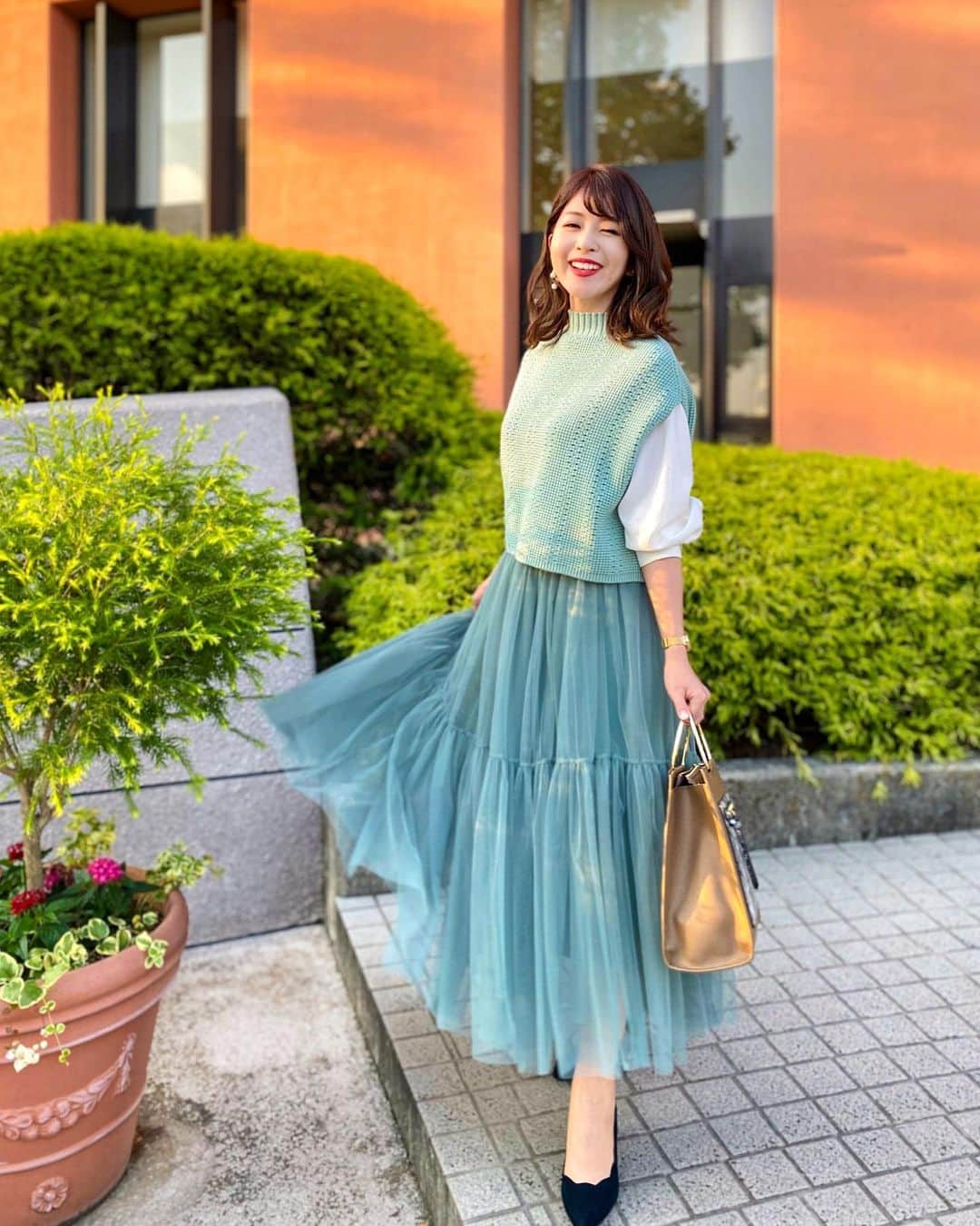 みゆこさんのインスタグラム写真 - (みゆこInstagram)「.﻿ 朝晩と日中の気温差が大きくなりました😗﻿ ﻿ 爽やかなミントカラーを使ったコーデも、﻿ 小物にアニマル柄は、﻿ 暗めのカラーパンプス👠を合わせると﻿ 季節感が出るなぁと…🤗💕﻿ ﻿ ふわっとしたスカートは、﻿ @chicwish.japan  チュールスカートは風🍃が心地よい春秋に、﻿ よく穿きたくなっちゃうんだよなぁ💓﻿ あ、ニットベストも、﻿ 去年Chicwishでゲットしたもの🤭♡﻿ ﻿ ﻿ ﻿ ﻿ #今日の一枚#今日も今日とて#コーデ記録#秋服コーデ#大人可愛い#チュールスカート#着画#ミントグリーン#ピスタチオカラー#ChicwishJapan#Chicwish#全身コーデ⠀﻿」10月1日 21時09分 - miyuco.t