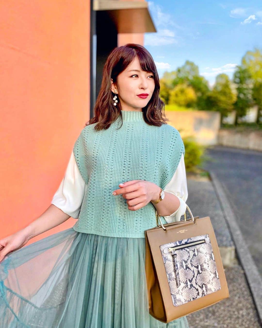 みゆこさんのインスタグラム写真 - (みゆこInstagram)「.﻿ 朝晩と日中の気温差が大きくなりました😗﻿ ﻿ 爽やかなミントカラーを使ったコーデも、﻿ 小物にアニマル柄は、﻿ 暗めのカラーパンプス👠を合わせると﻿ 季節感が出るなぁと…🤗💕﻿ ﻿ ふわっとしたスカートは、﻿ @chicwish.japan  チュールスカートは風🍃が心地よい春秋に、﻿ よく穿きたくなっちゃうんだよなぁ💓﻿ あ、ニットベストも、﻿ 去年Chicwishでゲットしたもの🤭♡﻿ ﻿ ﻿ ﻿ ﻿ #今日の一枚#今日も今日とて#コーデ記録#秋服コーデ#大人可愛い#チュールスカート#着画#ミントグリーン#ピスタチオカラー#ChicwishJapan#Chicwish#全身コーデ⠀﻿」10月1日 21時09分 - miyuco.t