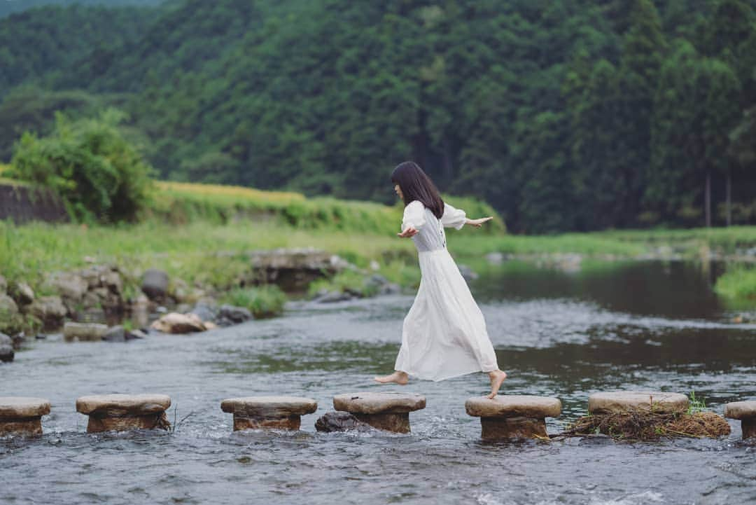 桜羽萌子さんのインスタグラム写真 - (桜羽萌子Instagram)「ペンギンになりたかった １番綺麗だと思う石をみつけて大切なあの子にプレゼントしたかった だってそうしたら「愛してる」を信じてくれるのでしょう . . . . . . . . . . . . . . . . . . . . . photo by木魚 #coregraphy  #portrait #キリトリセカイ #その瞬間に物語を  #スクリーンに恋して #followｍe  #ルエマ #good_portraits_world  #渓流ポートレート #渓流 #川  #川遊び #ペンギンみたいな歩き方 #写真撮ってる人と繋がりたい #写真好き」10月1日 21時10分 - tktkpengin