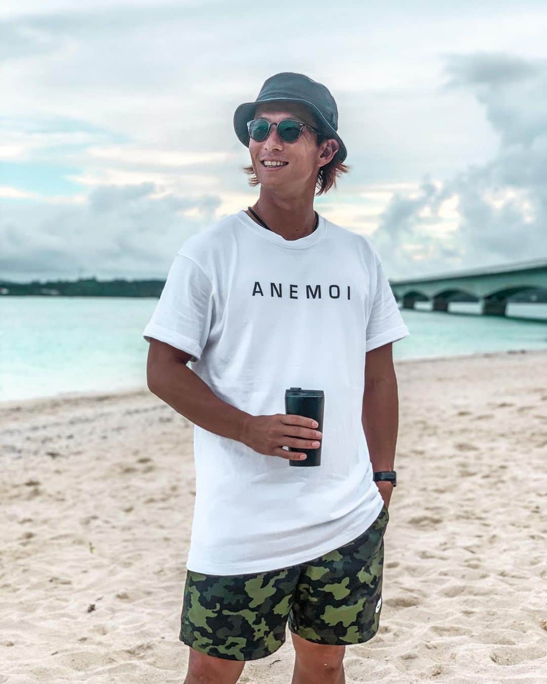 安藝正俊のインスタグラム：「: 沖縄はまだまだ Tシャツ / 短パン でOK 👍  《sunglasses》 : @zeque_by_zeal  《Tshirt》 : @anemoi2020   photo by : @fuvry_nozawa  : #沖縄 #沖縄旅行 #沖縄好きな人と繋がりたい  #休日過ごし方 #海 #海のある生活  #海好きな人と繋がりたい  #写真撮ってる人と繋がりたい  #写真好きな人と繋がりたい  #お洒落さんと繋がりたい  #偏光サングラス #ライフスタイル  #アウトドア #ファッション #ビーチ #キャンプ #インスタ映え #ダレカニミセタイケシキ  #okinawa #okinawalife #lifestyle #outdoor #sealife #beachlife  #ootd4nylonjp  #photographer  #polarized #polarizedsunglasseslen  #summervibes #goodvibes」