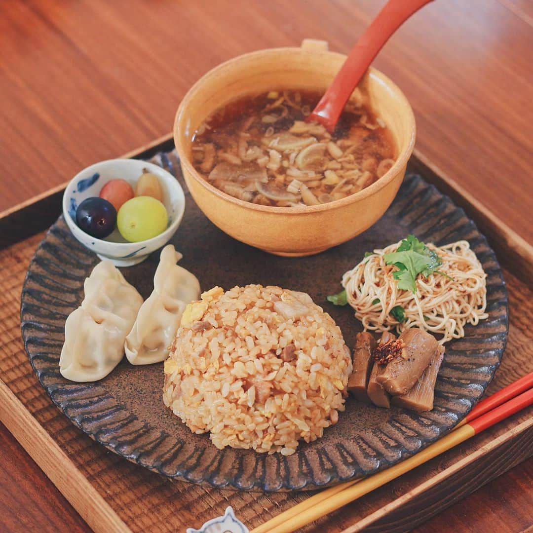 Kaori from Japanese Kitchenさんのインスタグラム写真 - (Kaori from Japanese KitchenInstagram)「茶色の中華風ワンプレート。美味しい物は脂肪と糖でできている… ・ こんばんは。 こないだの朝昼ごはん。 中華料理の好きなものを寄せ集めたら 見事に全部茶色くなりましたよっと。 この前は #糖質0麺で作った 中華風のパクチー冷菜、 今回は #とうふそうめん で作りました。 本場のレシピに近い味になって嬉しい☺︎ （本場は #豆腐干絲 を使ってます） 簡単レシピはスワイプして5枚目に 再掲しておきますので是非作ってみてください。 ていうか #ウェイパー って本当に便利。 ケミカルだけど間違いなく美味しくなる…笑 おやつは杏仁茶をミルクで割った 杏仁ミルクに台湾で買った生タピオカ入れました。 乾燥対策の薬膳スイーツでした。 今日もお疲れ様でした☺︎ ・ ・ 【おしながき】 焼き豚入り炒飯(クックパッドID:2974434) ナンプラー救済のきのこスープ とうふそうめんとパクチーの中華風冷菜 中華蕎麦うゑずの極太メンマ ヴィーガン餃子 @bio_c_bon_japon ぶどうの宝石箱 生タピオカ入り杏仁ミルク 阿膠なつめ ＊今日は薬膳走り書きお休みします＊ ・ ・ ・ ・ 2020.10.01 Thu Hi from Tokyo! Here’s Chinese one plate meals:Stir-fried rice, mushroom soup, vegan gyoza dumplings, seasoned bamboo shoots, and tofu noodles salad w/ cilantro. ・ ・ ・ ・ ・ #chinesefood #breakfast #朝ごはん #おうちごはん #早餐 #薬膳 #うつわ #自炊 #家庭料理 #ワンプレート #小澤基晴 #佐藤もも子 #炒飯 #健康食堂 #落合芝地」10月1日 21時10分 - coco_kontasu
