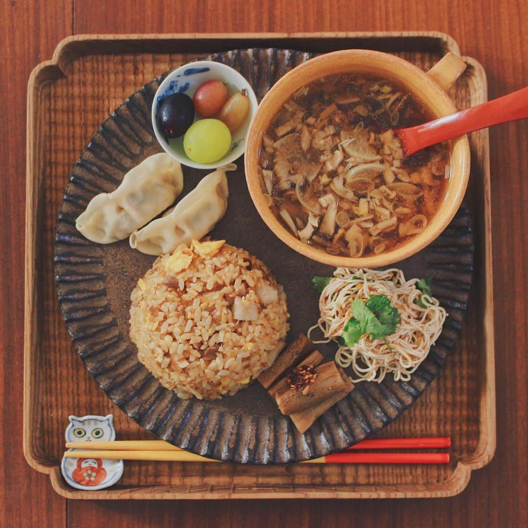 Kaori from Japanese Kitchenのインスタグラム：「茶色の中華風ワンプレート。美味しい物は脂肪と糖でできている… ・ こんばんは。 こないだの朝昼ごはん。 中華料理の好きなものを寄せ集めたら 見事に全部茶色くなりましたよっと。 この前は #糖質0麺で作った 中華風のパクチー冷菜、 今回は #とうふそうめん で作りました。 本場のレシピに近い味になって嬉しい☺︎ （本場は #豆腐干絲 を使ってます） 簡単レシピはスワイプして5枚目に 再掲しておきますので是非作ってみてください。 ていうか #ウェイパー って本当に便利。 ケミカルだけど間違いなく美味しくなる…笑 おやつは杏仁茶をミルクで割った 杏仁ミルクに台湾で買った生タピオカ入れました。 乾燥対策の薬膳スイーツでした。 今日もお疲れ様でした☺︎ ・ ・ 【おしながき】 焼き豚入り炒飯(クックパッドID:2974434) ナンプラー救済のきのこスープ とうふそうめんとパクチーの中華風冷菜 中華蕎麦うゑずの極太メンマ ヴィーガン餃子 @bio_c_bon_japon ぶどうの宝石箱 生タピオカ入り杏仁ミルク 阿膠なつめ ＊今日は薬膳走り書きお休みします＊ ・ ・ ・ ・ 2020.10.01 Thu Hi from Tokyo! Here’s Chinese one plate meals:Stir-fried rice, mushroom soup, vegan gyoza dumplings, seasoned bamboo shoots, and tofu noodles salad w/ cilantro. ・ ・ ・ ・ ・ #chinesefood #breakfast #朝ごはん #おうちごはん #早餐 #薬膳 #うつわ #自炊 #家庭料理 #ワンプレート #小澤基晴 #佐藤もも子 #炒飯 #健康食堂 #落合芝地」