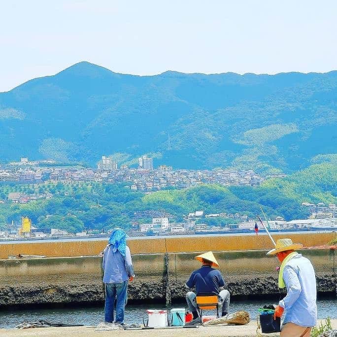 長崎◯◯LOVERSのインスタグラム：「* 【投稿写真のご紹介】 前回に引き続き、長崎日常loversのステキな写真をご紹介します🏞 * 今回は、 @haruka.konomi_ikkomama.91010 さんが投稿されたお写真です👏 * こちらは、神ノ島の写真ですね☺️ 地元の方々がのんびりと釣りをしているまさに日常の一枚です📸 奥に写る空と山も合わせて、長崎の風景の魅力が詰め込まれたステキな写真ですね😍 * @haruka.konomi_ikkomama.91010 さん、ありがとうございました🙌 引き続き、長崎の魅力が伝わる写真の投稿をお願いします🙇‍♂️ * * @nagasakilovers  #nagasakilovers  #長崎lovers  #長崎日常lovers  #神ノ島  #釣り」