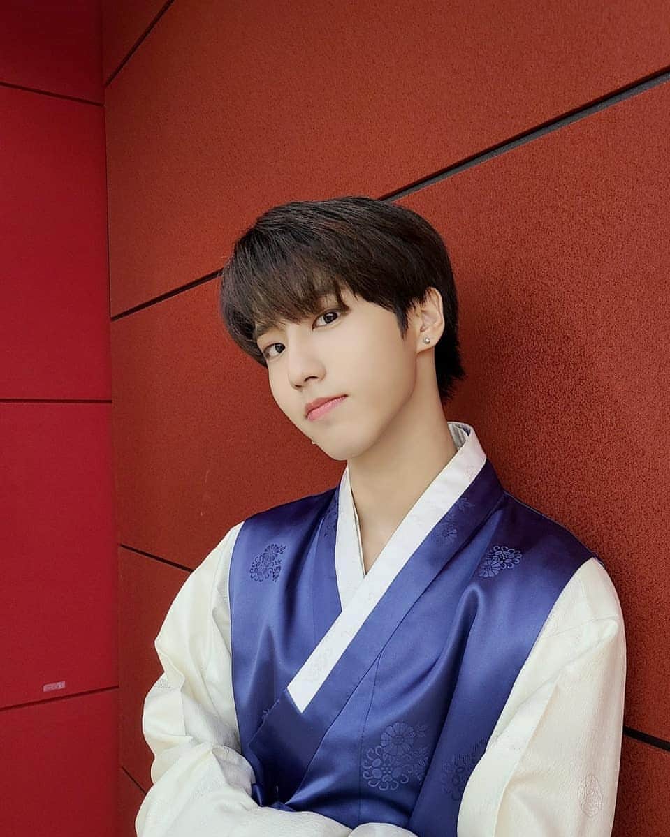 Stray Kidsさんのインスタグラム写真 - (Stray KidsInstagram)「여러분 모두 즐거운 추석보내시고 송편 많이 먹고 가족분들과 행복한 한가위 되세용~~ #be #healthy」10月1日 21時22分 - realstraykids