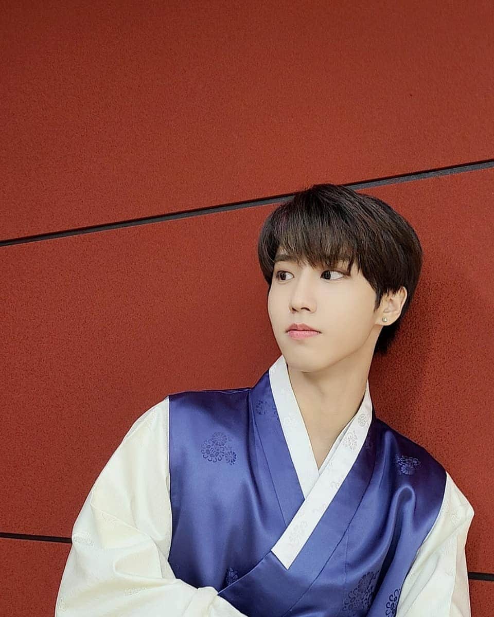 Stray Kidsさんのインスタグラム写真 - (Stray KidsInstagram)「여러분 모두 즐거운 추석보내시고 송편 많이 먹고 가족분들과 행복한 한가위 되세용~~ #be #healthy」10月1日 21時22分 - realstraykids