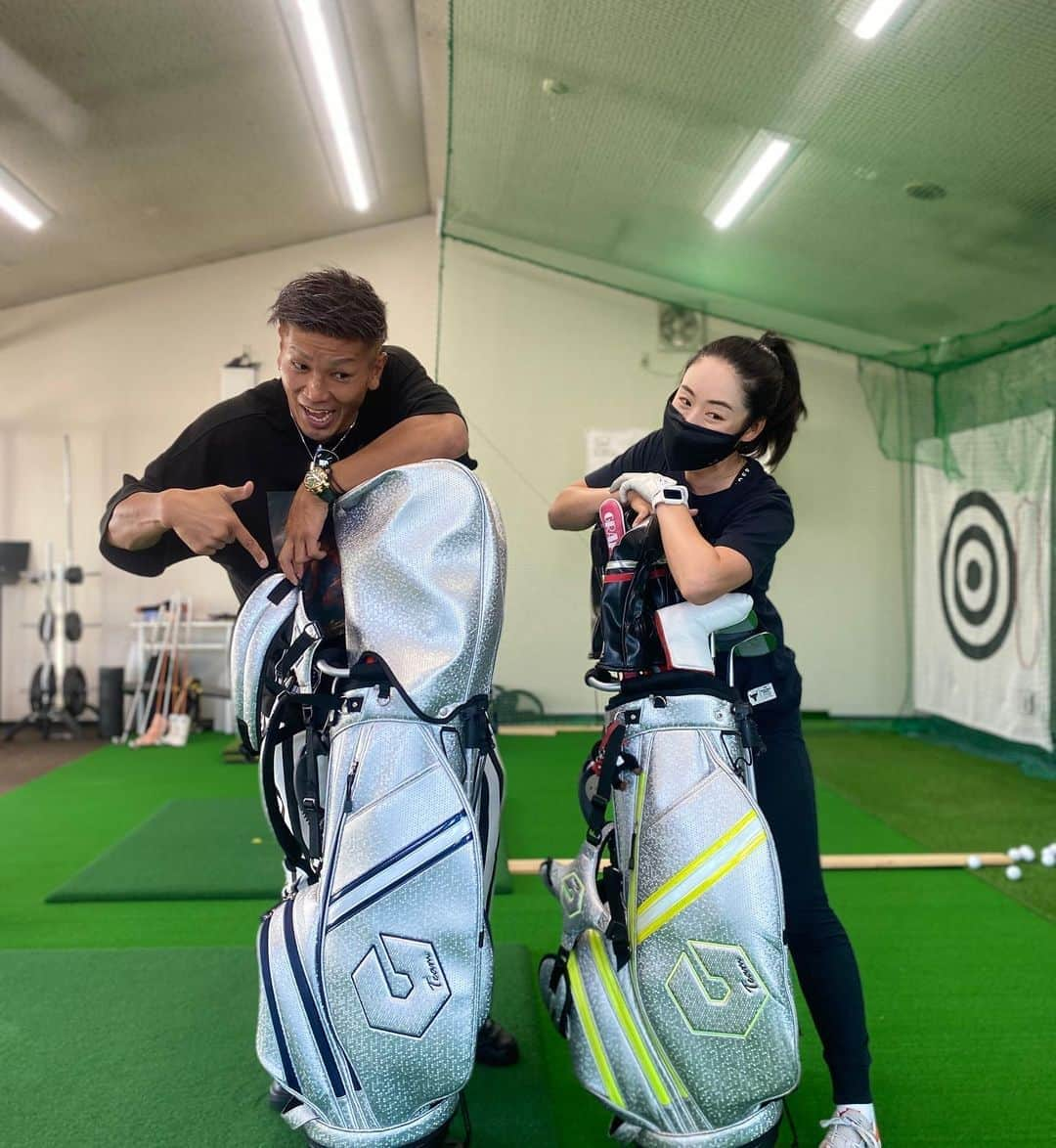 城戸康裕さんのインスタグラム写真 - (城戸康裕Instagram)「昨日は1日ゴルフからのゴルフ⛳️☺️ ・ ・ ・ 五十嵐さんとのゴルフ帰りにGTD(@gtdgolfstudio )寄ったら、 ・ ・ そっからまさかの2時間半マンツーマンレッスン😆⛳️❗️ ・ ・ ・ きーちゃん、80切っちゃうわ😆嘘 ・ ・ ・ #ベスト89⛳️ #まだまだ道は長い #ゴルフのお陰でフックが重くなった🥊 @gtdgolfstudio  @george_takeiv1  @kaneiwa_mina  #イケてるGTDキャディバックもらった✨ #golf #ゴルフ #⛳️」10月1日 21時22分 - yasuhiro.kido