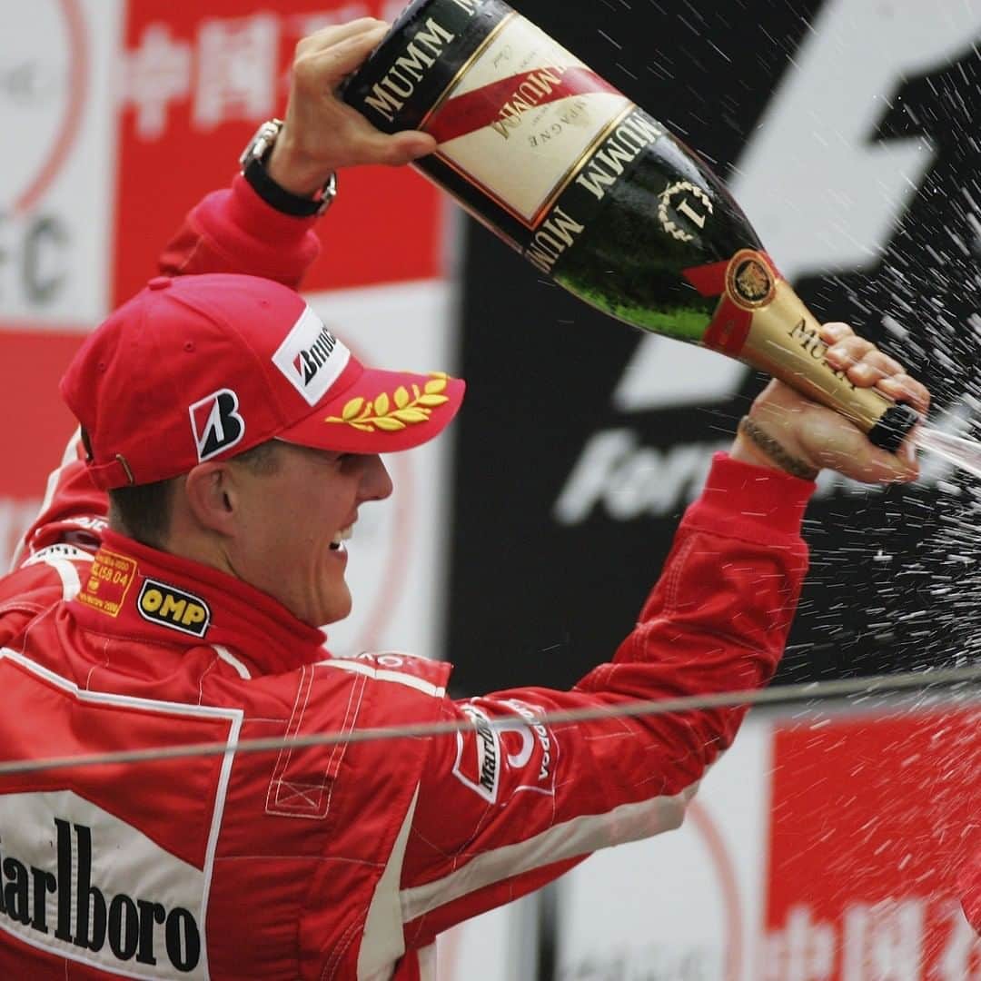 F1さんのインスタグラム写真 - (F1Instagram)「𝟵𝟭 𝘄𝗶𝗻𝘀 👏   #OnThisDay in 2006, Michael Schumacher powered to his final career win at the #ChineseGP 🏆  A record we never thought would be beaten, but could be matched by Lewis Hamilton in Nurburgring  #F1 #Formula1 #Schumacher #MichaelSchumacher」10月1日 21時15分 - f1