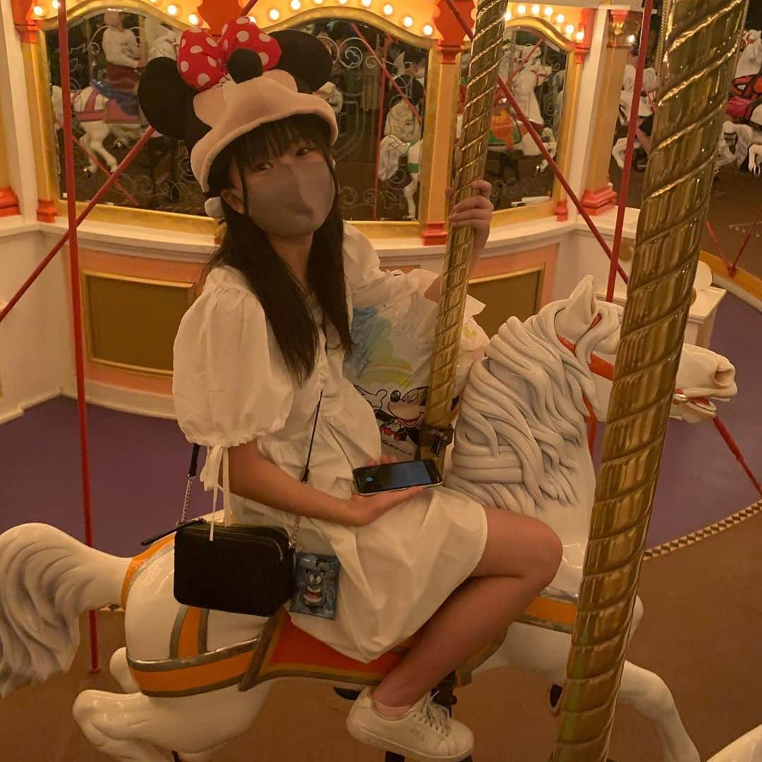 みのり（民謡ガールズ）さんのインスタグラム写真 - (みのり（民謡ガールズ）Instagram)「#メリーゴーランド 🐎  #WAWAWA #みのり #馬 #乗り物 #ワンピース #ミニーちゃん #ディズニー #ディズニーランド #disney #disneyland #instagood #instalike #follow #normal #camera」10月1日 21時23分 - wawawa_minori