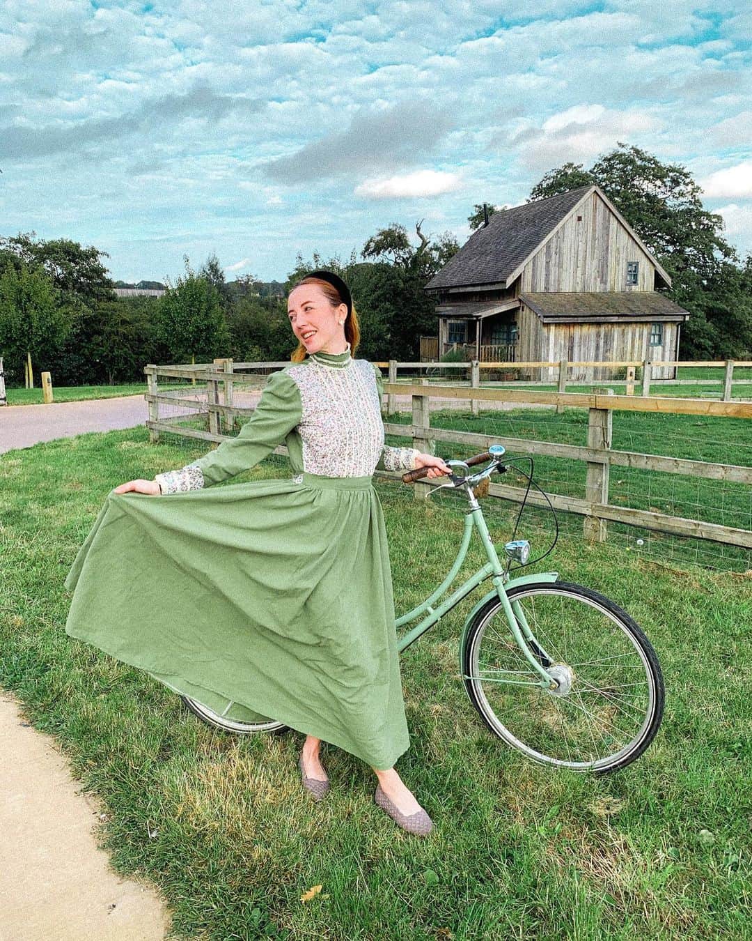 ベッキー・クルーエルのインスタグラム：「Chartwell Green Bicycles 🥰 I loved taking my new dress for a spin this weekend in the Cotswolds. So lovely to take in the autumn air and skies in the countryside, and relax from work for a few days. ⁣ ⁣ I always feel so proud to wear the clothes I make, and I think learning to sew for clothes that I can practically wear day to day is really important to me. I’m investing heavily in nice quality cotton fabrics lately to make sure the clothes I’m wearing are comfortable to wear all day, too. ⁣ ⁣ #chartwellgreen #sohofarmhouse #visitcotswolds  #annewithane #sewing #thrift #gunnesax #outfitoftheday #handmadewithlove #countryside #englishcountryside」