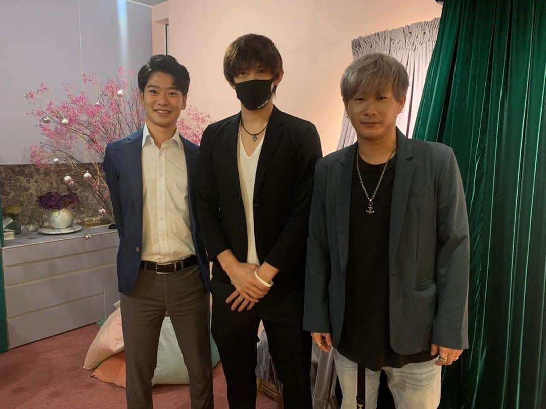大木貴之のインスタグラム：「久々にジャケットきたー。 似合うかな？ @djkenta_yolo  招待ありがとー😊 @cota_kota16  TOEIC900点の24歳イケメン若手起業家 AbemaTVとかに呼ばれそう。笑  #yolo #イケメン #ケーポップ #シブヤヨロ #誕生会 #最近全然投稿してない  #投稿苦手 #スポーツ #アスリート #半袖だともう寒い」