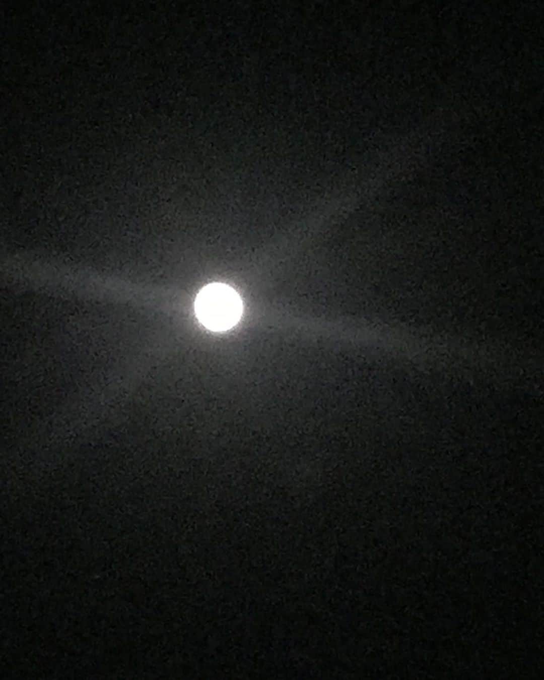 中野みやびのインスタグラム：「お月様  #月 #夜 #moon #綺麗 #黒 #black #white #light #night #月様綺麗 #中秋の名月 #光 #wawawa #みやび」