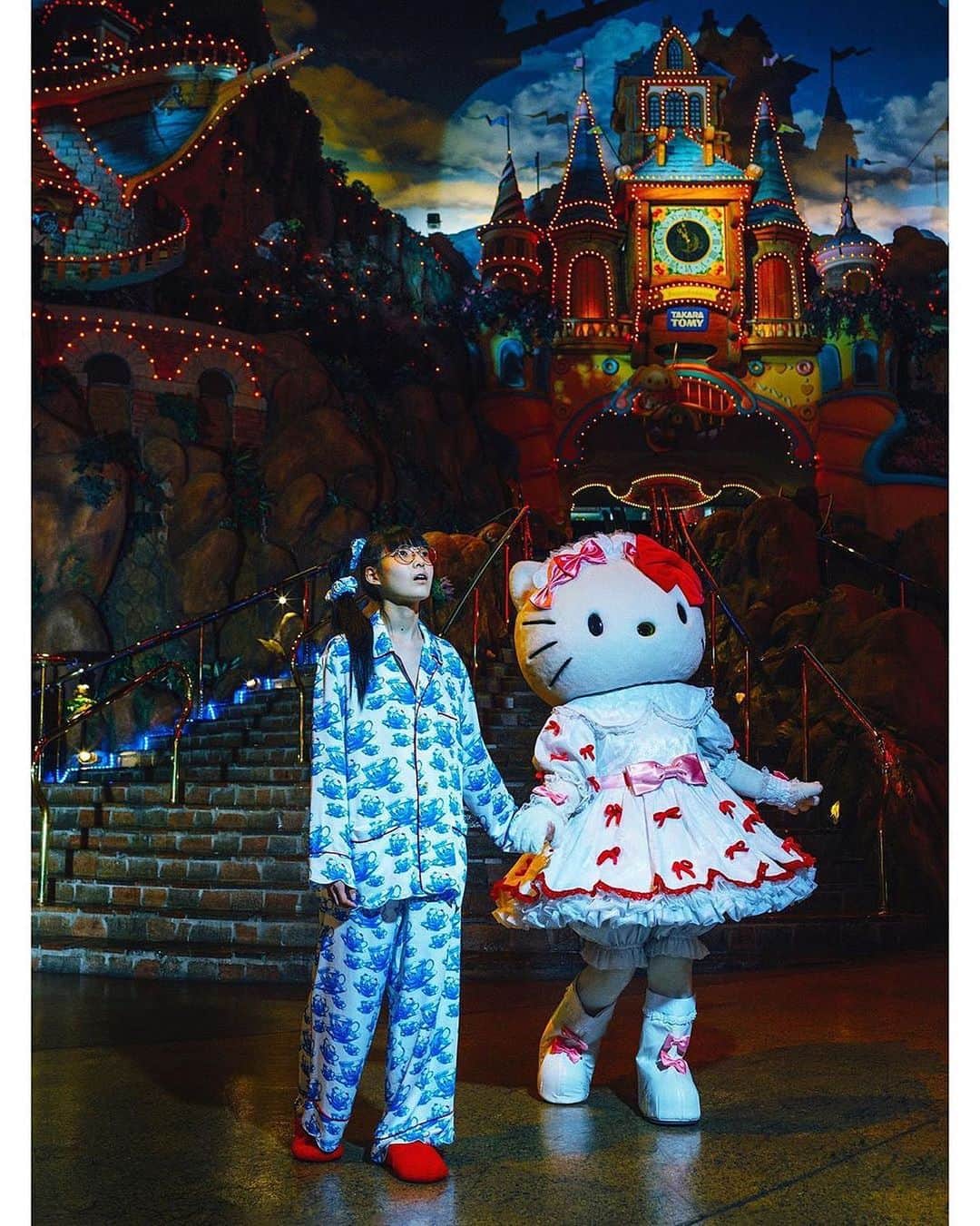 江崎ななほのインスタグラム：「キティちゃんとおてて繋いでます @undercover_lab @sanrio  #undercover #sanrio」