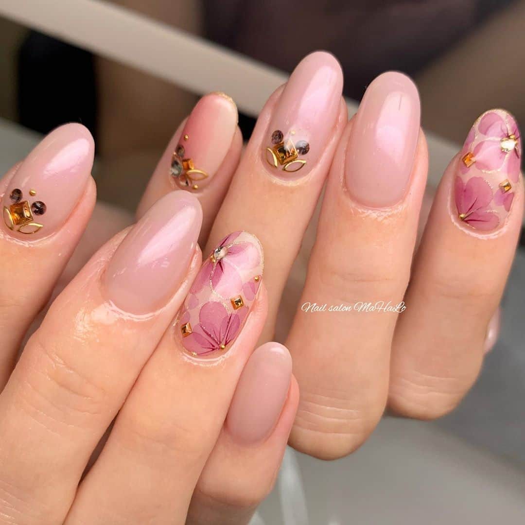 神原美香さんのインスタグラム写真 - (神原美香Instagram)「. . まぁこさんNail☆ 押し花のようなたらしこみフラワー♥️ . . 　　　　. .  ‾‾‾‾‾‾‾‾‾‾‾‾‾‾‾‾‾‾‾‾‾‾‾‾‾‾‾‾‾‾‾‾‾‾‾‾‾‾‾‾‾‾‾ 随時ご予約受付中🌟 Nail salon MaHaLo 大阪＊梅田＊北新地 〠大阪市北区梅田1丁目2-2-B100号 大阪駅前第2ビルB1F ☎️06-6345-2220 📩mahalo.nail.0420@gmail.com LINE@📱mahalo-umeda 当日ご予約も受け付けております✨ お気軽にお問い合わせください💖 ‾‾‾‾‾‾‾‾‾‾‾‾‾‾‾‾‾‾‾‾‾‾‾‾‾‾‾‾‾‾‾‾‾‾‾‾‾‾‾‾‾‾‾ #nail#ネイル#nofilter#beauty#nailstagram #大阪#北新地#梅田ネイルサロン#大阪ネイルサロン#NailsalonMaHaLo#네일아트#네일#젤네일#footnail#instanail#gelnails#nailart#japanesenailart #スカルプ#オトナ女子ネイル#秋ネイル#nails#ジェルネイル#ネイルデザイン#オフィスネイル#上品ネイル#秋ネイル2020#シンプルネイル#たらしこみネイル#たらしこみフラワー」10月1日 21時26分 - mahalo.nail2012