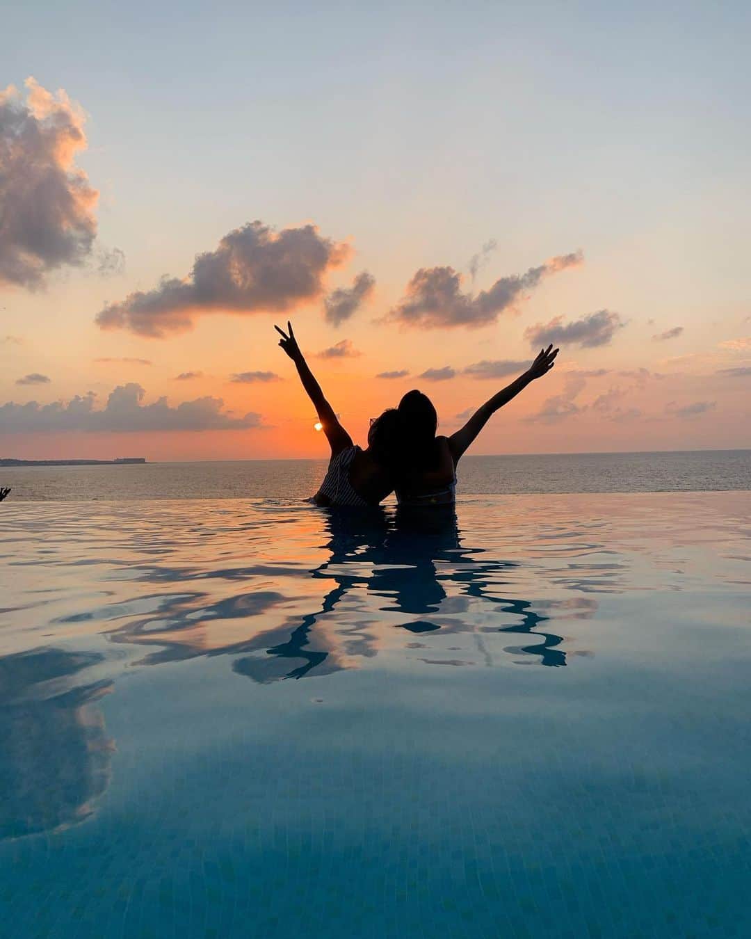 YOUさんのインスタグラム写真 - (YOUInstagram)「sunset 🌇🌙  絶景の夕陽に思わずうっとり。 ロマンティックな雰囲気の中私の隣には、モナ👶🏾爆  大親友との旅行は本当に最後まで最高で 更に愛が深まっちゃった❤️  オリオンビールコールはもうやめてね😘🍻笑  #サンセット#sunset#沖縄 #ハレクラニ#ハレクラニ沖縄」10月1日 21時27分 - _yuyuballefit_