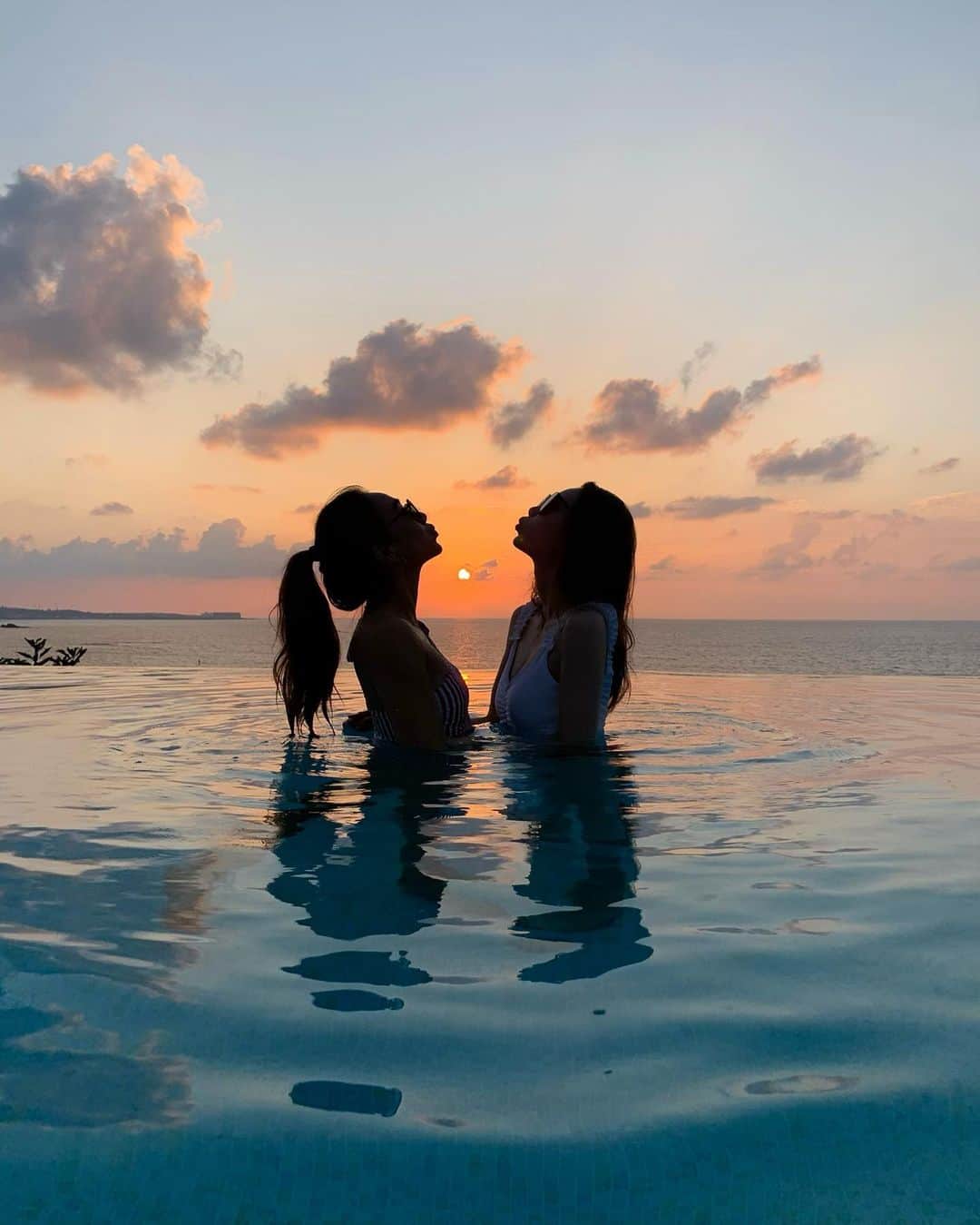 YOUのインスタグラム：「sunset 🌇🌙  絶景の夕陽に思わずうっとり。 ロマンティックな雰囲気の中私の隣には、モナ👶🏾爆  大親友との旅行は本当に最後まで最高で 更に愛が深まっちゃった❤️  オリオンビールコールはもうやめてね😘🍻笑  #サンセット#sunset#沖縄 #ハレクラニ#ハレクラニ沖縄」