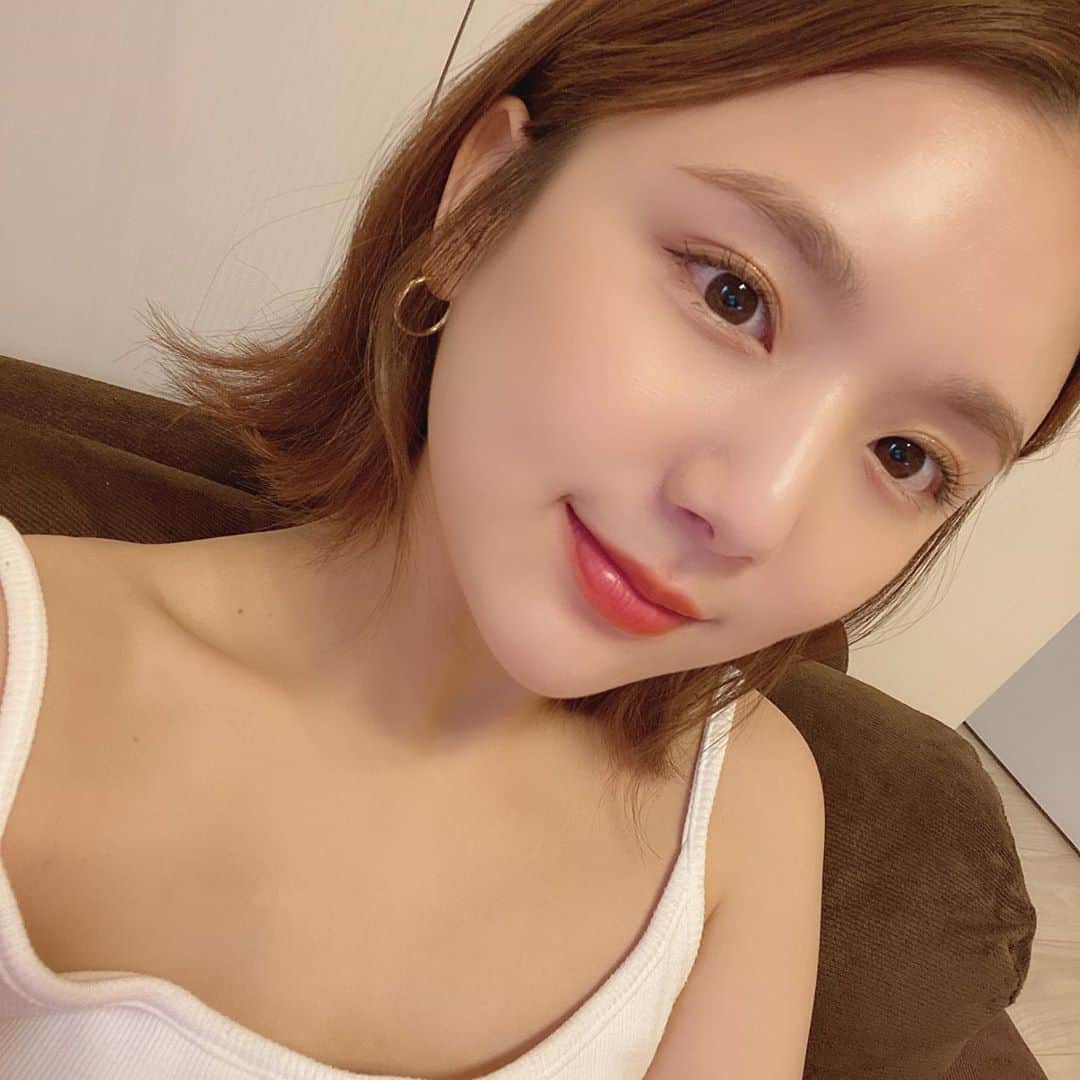 ひよんのインスタグラム：「💋💄❤️ ㅤㅤㅤㅤㅤㅤㅤㅤㅤㅤㅤㅤㅤ 撮影のときは濃いめのリップがすき☺️ 最近このイニスフリーのリップよく使う！ テクスチャーがすごく柔らかくて 塗りやすいティントリップなの❣️ マットな仕上がりだけど重くなくて軽いつけ心地だから、 抜け感もでてみんなも使いやすいと思う😆👏 ㅤㅤㅤㅤㅤㅤㅤㅤㅤㅤㅤㅤㅤ 💄イニスフリー @innisfreejapan  #ビビッドコットンインクティント 5 ㅤㅤㅤㅤㅤㅤㅤㅤㅤㅤㅤㅤㅤ #lips #koreanmakeup #cosmetics #이니스프리 #립스틱 #립추천 #희영 #ひよん #イニスフリー #ティントリップ #リップ」