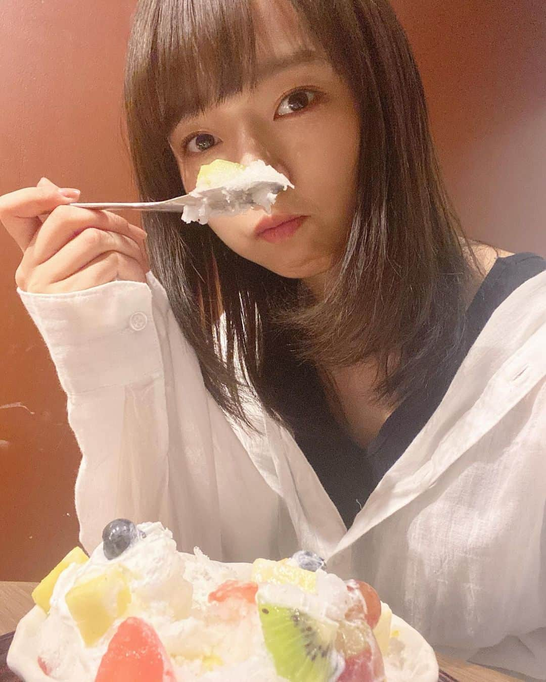 高畑結希さんのインスタグラム写真 - (高畑結希Instagram)「. 9月末で閉店しちゃうと 聞いて急いで行ってきました🍧  2年前ささしま落語の収録で 落語家の皆さんと食べた、 美味しいかき氷をまた食べたくて😌🙄 またご一緒できますように♪  今日は頑張った日とか 少し贅沢したい時に食べたいかき氷。  贅沢しちゃった。 12周年頑張ります！！！ 10月もよろしくお願いします🌟 . #かきごおりすと #かき氷 #エスプーマ #大好き #幸せ #美味しい #吾妻茶寮 #ささしま落語 #10月 #ske48 #12周年 #october #sweets」10月1日 21時32分 - yuhki_takahata