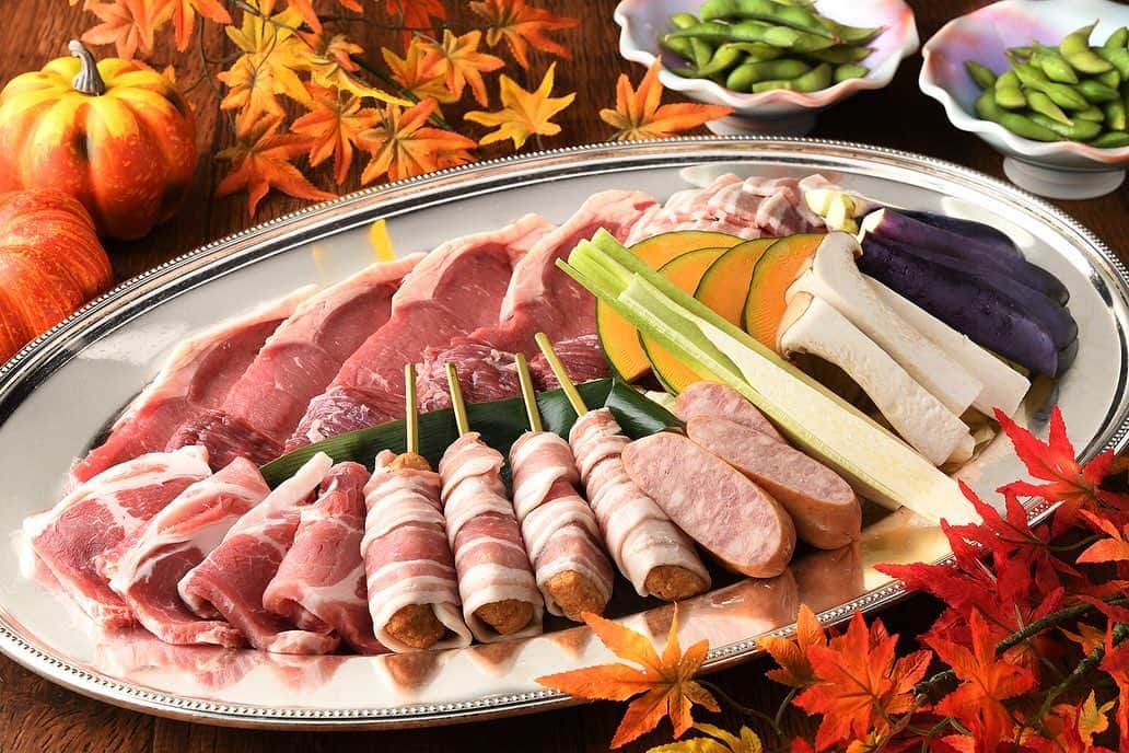 のインスタグラム：「. ＼いよいよ本日OPEN！／ ROOFTOP BEER GARDEN -Autumn 2020-では、かぼちゃやエリンギなど秋の味覚も味わえるバーベキューセット、お月見をイメージしたカレーピラフやお肉3種盛りと飲み放題がセットになった「オータムセット」、お子さま限定の「ピクニックボックス」など多彩なメニューをご用意しております。秋風を感じながら、ご家族やご友人と楽しい時間を過ごしませんか？ . . . #ホテルで楽しむアウトドア #新横浜プリンスホテル#プリンスホテル#新横浜#横浜 #ホテルレストラン #ホテル#ビール#ビアガーデン #バーベキュー #屋外 #アウトドア #オープンエア #ホテルディナー #新横浜駅 #飲み放題 #屋上ビアガーデン#秋の味覚 #中秋の名月 #秋の夜長#shinyokohamaprincehotel#princehotel#shinyokohama#yokohama#beergarden #beer #BBQ #hotel #restaurant #myyokohama」