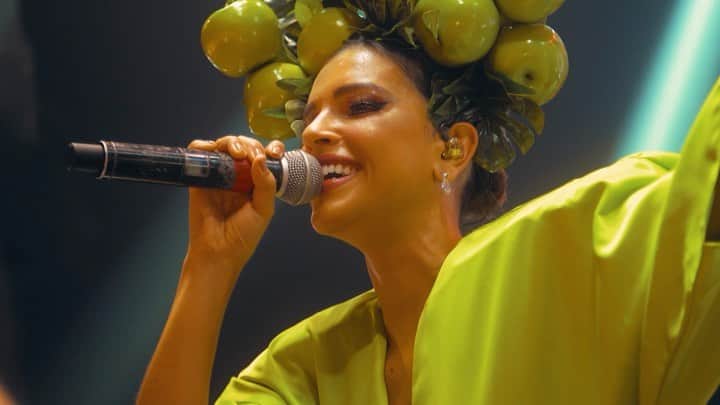 Mariana Riosのインスタグラム：「Ahhhh outubro! Você chegou! E se pudesse fazer um pedido, esse seria o meu: Passar por todo o mês, com esse monte de maçã verde na cabeça, cantando e sendo feliz! Seja bem vindo, outubro! Desejo que traga alegria para os nossos corações! 💚🙏🏼」