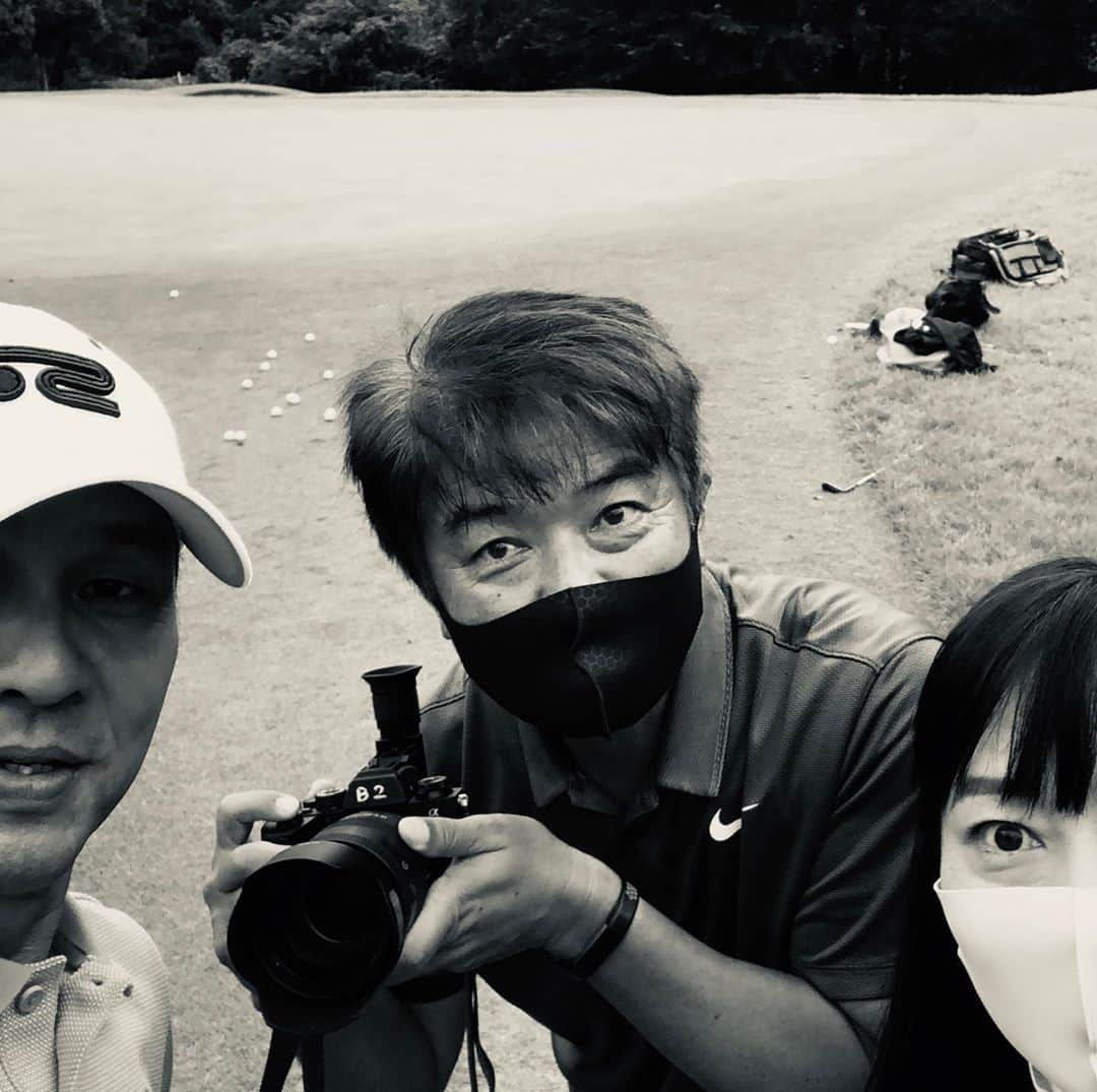 横田英治のインスタグラム：「先日のゴルフダイジェストの撮影⛳️🎶😊 この2人とは何年の付き合いになるんだろう😆🎶 ゴルフのおかげでで沢山の友達ができたな〜🥰 #ゴルフダイジェスト #ロサーセン #アプローチ #平川カントリークラブ #ロイヤルコレクション #イオミック」