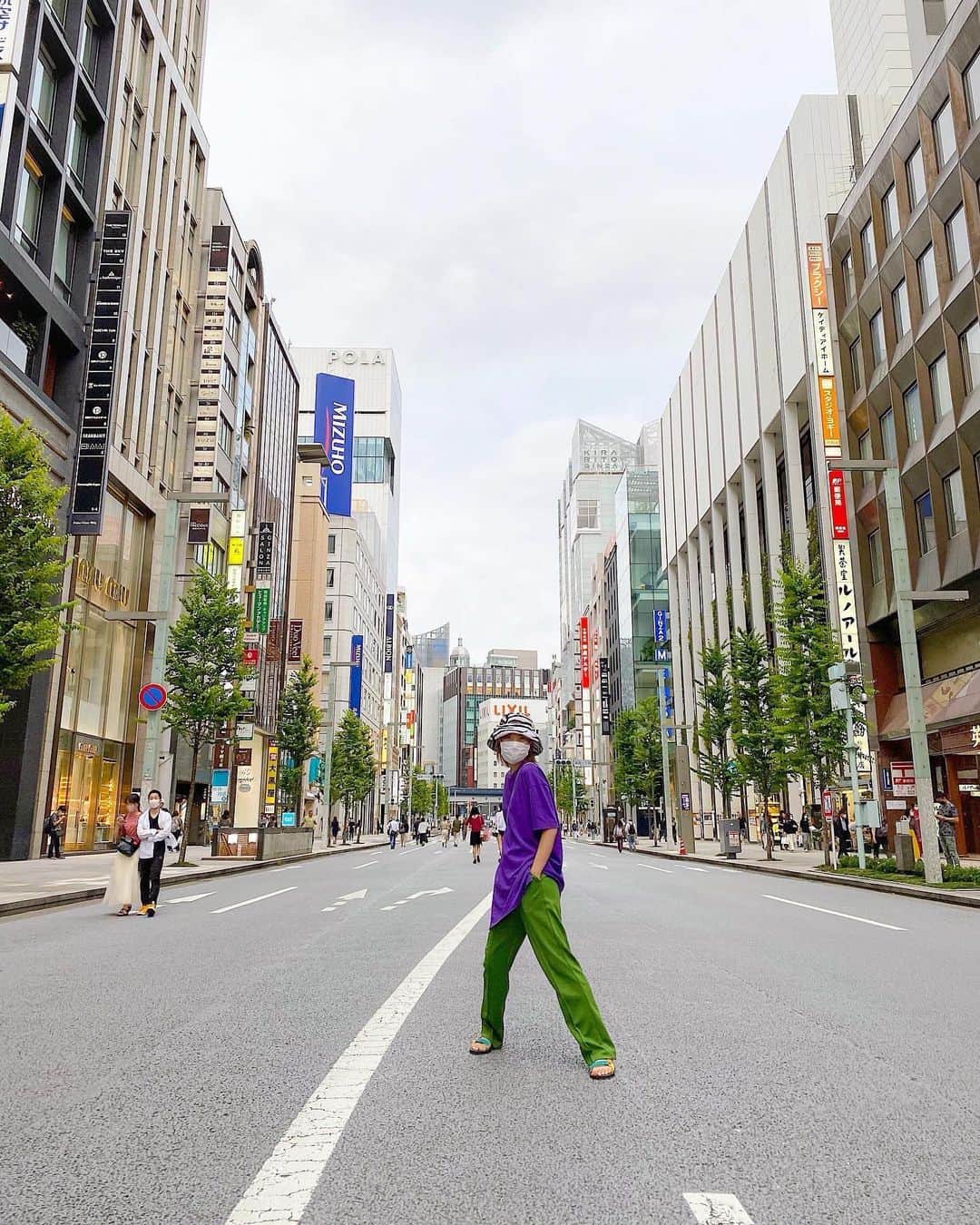 のインスタグラム：「この写真を撮ったのも2週間前くらい😂🌈﻿ ﻿ 気付いたら10月突入で、最近は増してインスタもマイペースに🧘🏼‍♀️💫﻿ ﻿ ストーリーが楽ちん過ぎて、タイムリーにはそればっかりで更新しがちでしたが、9月の後半もすごく楽しんでました🥳💓﻿ ﻿ 心友がプー&ももちゃんに会いに、まさかの旦那さんの実家に遊びに来てくれたり👏🏼🤣💕﻿ 昼間から夜まで、一緒に遊んだり、お茶したり、夜ご飯を旦那さん家族みんなで食べたり、カードゲームしたり、、ほんっとに全てはお母さんに感謝が過ぎるくらい、旦那さん家族も快く迎えてくれて、おもてなしをしてくれて、こんなステキな家族の一員になれて、改めてしあわせを感じたし、それを繋げてくれたプー&ももちゃんとも家族になれて、日々幸せの連鎖です🙏🏼🥺💞﻿ 大好きな心友たちと大好きな家族との時間は、めちゃくちゃスペシャルだったけど、すごくナチュラルだったのもまた🤤💛﻿ ﻿ それから、ストーリーでチョロリとアップしてましたが、ウェディングドレスを着て旦那さんと前撮りをしてきました🤵🏻📸👰🏼💕﻿ ﻿ まだ写真のデータが全部届いていないのですが、一部エアドロでもらっていて、自分で言うのもなんですが←、ほんとに想像以上に素敵に撮っていただいて、ウェディングアカウント作りたくなっちゃうくらい←、どれも良い写真なので、ちょっと枚数多くなっちゃいそうですが、アップさせてください🙏🏼😌✨﻿ ﻿ そんな前撮りがあったので、撮影当日ギリギリまで色んなできる範囲の美容を詰め込んでいてw﻿ ﻿ そこでお世話になったのが、 @yuriang_ に紹介してもらって @omotesando_medical_clinic で、ハイドラフェイシャルという、毛穴をキレイにする施術をしてもらってきました🤩﻿ ﻿ 本当はハイフをやる予定でしたが、なんせ撮影の前の日に予約して行ったもので😅、知識不足で、もしかしたら赤みが出る可能性があるとのことだったので、急遽予定変更をして、ダウンタイムのない施術に👩🏼‍⚕️﻿ ﻿ 全然痛みもなく、不要な角質や汚れ、特に小鼻の黒ずみを重点的にやってもらって、終わった後にどれだけ汚れていたかを見せてくれるのがまた分かりやすかったし、普段ホームケアは手厚くやっている方ですが、やっぱりクリニックの力は偉大だし、しっかり効果を感じるし、スタッフさんも丁寧で安心してお願いできるのが魅力的でした❣️﻿ ﻿ 次回はハイフをお願いしようと思ってたのですが、優里亜とこないだ会って話を聞いたら、噂のダーマペンがかなり良いらしいので、今度はそれをやってみようと思ってます😉(ハイフはいつやるのやらw)﻿ ﻿ そんなこんなで、他にもマッサージやヘッドスパへ行ったり、相変わらずの炭酸パックやハリフトをしたり(そう言えば、日常になり過ぎて、ここでハリフトアップしてないし😂)、まつ毛を整えてもらったり、ネイルやヘアも完璧にやってもらったり、プー&ももちゃんと遊んだり遊んだり遊んだり←🤣🧸🧸💕💕﻿ ﻿ きっとまたあっという間に年末になるんだろうなぁと日々早いですが、 #日常の中にある幸せ を大切に過ごしていきたいです🥰❤️﻿ ﻿ #日常」