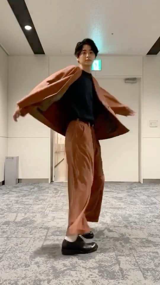 鈴木志遠のインスタグラム：「明日からロフト(@loft_official )にてメンズコスメキャンペーンが開始します！ 是非ご覧になってください☀️  このセットアップ気に入りすぎちゃって今日はなんだかいい気分🌙  #ロフト展示会  #ロフトのコスフェスformen  #fineboys」
