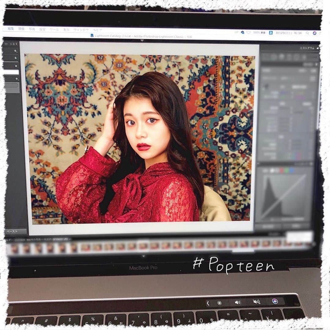 のインスタグラム：「． ． ばんくま🧸🎀 ． ． 本日10/1、Popteen11月号の発売日です！！🌟 めるのんさんの素敵な表紙が目印です\( ˆ ˆ )/ 今月の付録も豪華だね🥺 ． ． そして今月号はPopteen40周年の記念号です！ おめでとうございます(＾＾)㊗️ 去年に続き、今年も一緒にお祝いすることが出来て嬉しい限りです🤤 40周年企画では、普段と違ったヘアメイクと衣装だったり たくさんの質問に答えたりしてるので そこも是非チェックして下さい🩰🤍 ． ． 今月号もアンケートのご協力よろしくお願い致します( ；；)‪‪🔥‬ 毎月協力して頂けることも当たり前じゃありません。 毎月毎月本当に有難うございます😢❤️ 好きなレギュモランキングではもちろん、 総合ランキングでも1位掴み取りたいです。🔥 今月のアンケートタグは “  #まりくまが1位勝ち取ります ” で報告待ってます！🕊 ． ． ． いつもいいね＆コメントありがとうございます🧸🎀 ． ． #まりくま #まりくま進化計画 #Popteen #popteen11月号 #pop #オフショット #手書き加工 #手書き #ljk #jk #jkブランド #レトロ」