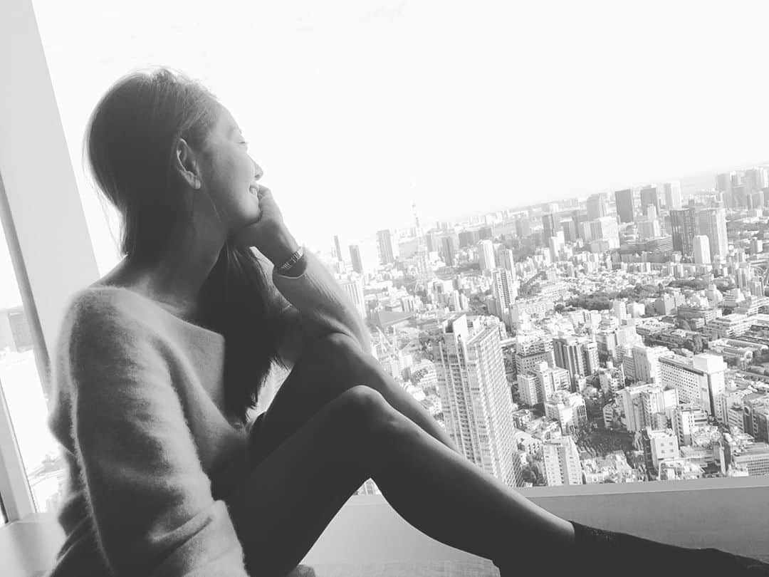 熊切あさ美さんのインスタグラム写真 - (熊切あさ美Instagram)「今日も一日お疲れ様でした☺️ 東京の景色見慣れたら ちょっと寂しくもなる 東京タワー見てまた頑張ろうって思う毎日☺️ あっここは家ではないよ #東京　#tokyo  #また明日ね　#goodnight  #おやすみなさい　#カレンダー予約始まりました🥰　#写真集発売中　#DVD発売中　#熊切あさ美」10月1日 21時42分 - asami_kumakiri