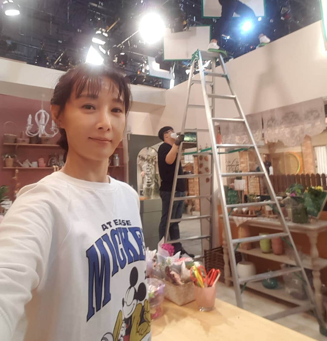 ト・ジウォンさんのインスタグラム写真 - (ト・ジウォンInstagram)「#도지원 #dojiwon #kbs1일일드라마  #누가뭐래도 #10월12일 #pm#8시30분에 #이해심#꽃집#florist #녹화#현장 #리허설준비  #추석명절연휴#잘보내세요 💕 #No matter what anyone says 🙋‍♀️ #Korean #thanksgiving#holiday s .. #thankyou #goodluck 🙆‍♀️🌷」10月1日 21時45分 - anna.dojiwon