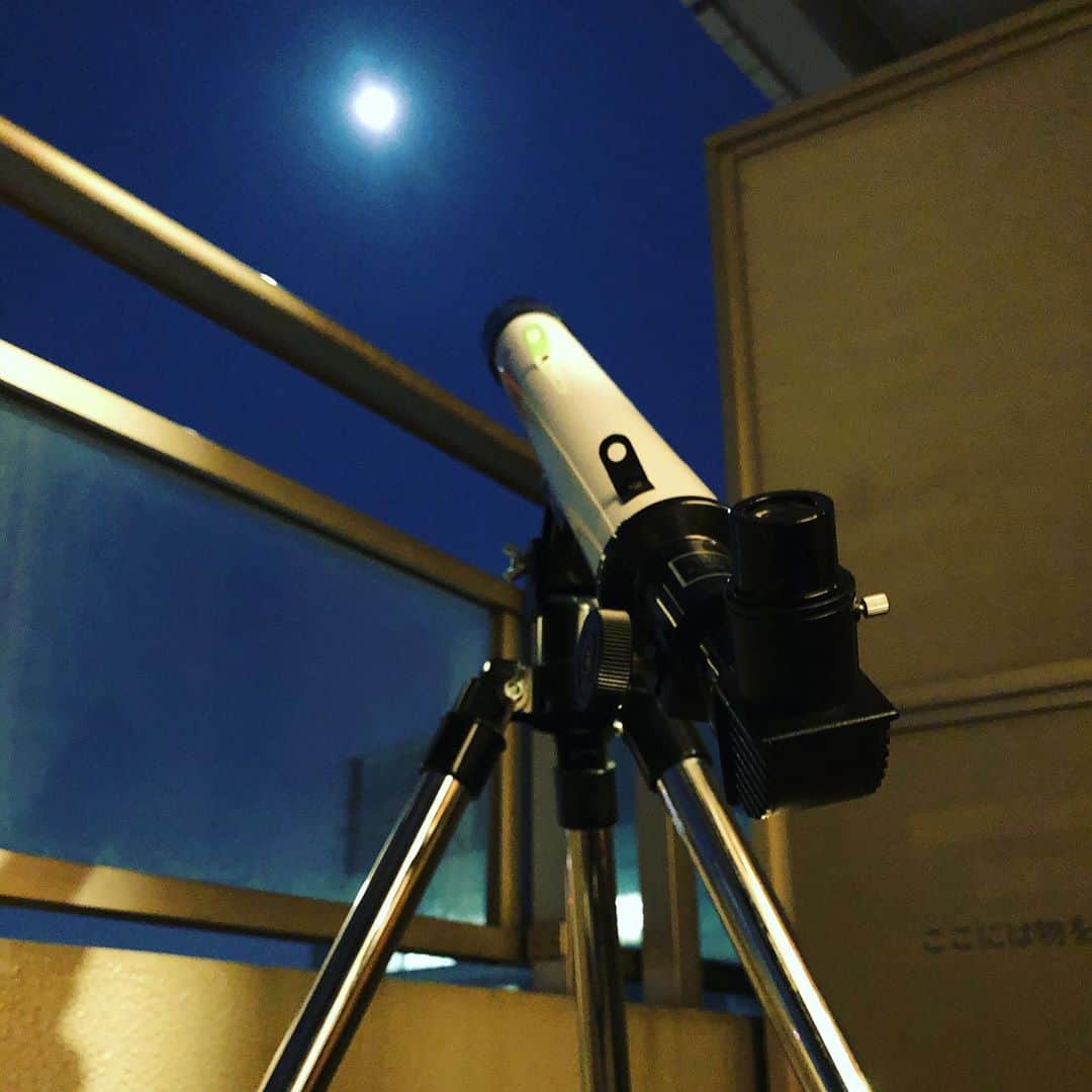 榎戸教子さんのインスタグラム写真 - (榎戸教子Instagram)「望遠鏡を覗いてみました。 いつぶりだろう…。  今日10月1日は中秋の名月。 あす10月2日が満月ですって。  #中秋の名月 #望遠鏡 #天体観測」10月1日 21時47分 - noriko_enokido