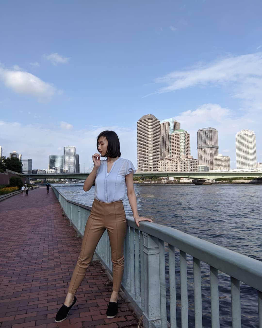 山部朱里のインスタグラム：「. . 【はい、こちらがキレイな瞼です。】 タイミングよく目閉じてるー！ . . zaraのレザーのパンツ(普段パンツなんて言わないよ、ズボンって言うよ。ボーダーのこと横縞って言うよ、スーツは背広って言うよ。えもんかけもわかるよ。パンツって言ってみたかったので🤫)は、履きやすい動きやすいシルエットがきれい。レザーはピタッとしてて身体のラインを素直にしっかり真面目にありのまま見せる素材だと思ってましたが、これは試着する前と試着した後でも履いたときのシルエットが理想通り。あんな風に格好良くキレイにさらっと着こなしたいな〜と自分史上最高のイメージしたまま試着して、わーーーこれは自分の体型がいけないんだと落ち込むこと結構あるんですけど、みなさんどうですか。 このパンツは、自分の体型のダメ出しよりも、あの服と合わせたいこのパンツはいてベビーカー押したいなど履いたときの楽しいイメージができました。 ほどよくラインは拾ってくれるのにいやらしさはなく、動きすら上品に見せてくれるそんなレザーパンツです。 キャメルの色は派手さはないのに落ち着いた明るさなので、どんな色にも合わせやすい。 今日は淡いブルーのシフォンシャツと合わせました。 さわやかな秋風になびくシャツは、肩のフリルがあることで律儀なレザーに隙ができて好き←韻踏んだ 肌寒いときや室内の冷房が寒いなとおもったら、羽織りものが大活躍。ロイヤルブルーのカーディガンを合わせました←写真はなし レザーパンツがこんなに履きやすいとは思わなかった。軽くて気持ちがいい。秋の散歩にもってこい。 セーターと合わせるのもたのしみ。 . . #フリーアナウンサー #私服 #洋服 #レザー #レザーパンツ  #プチプラファッション  #ファッション #fashion  #ザラ  #zara  #zarawomen  #子育て #育児 #年子 #兄弟 #男の子ママ  #走りやすい格好 #韻踏んだ #ママコーデ  #ママファッション」