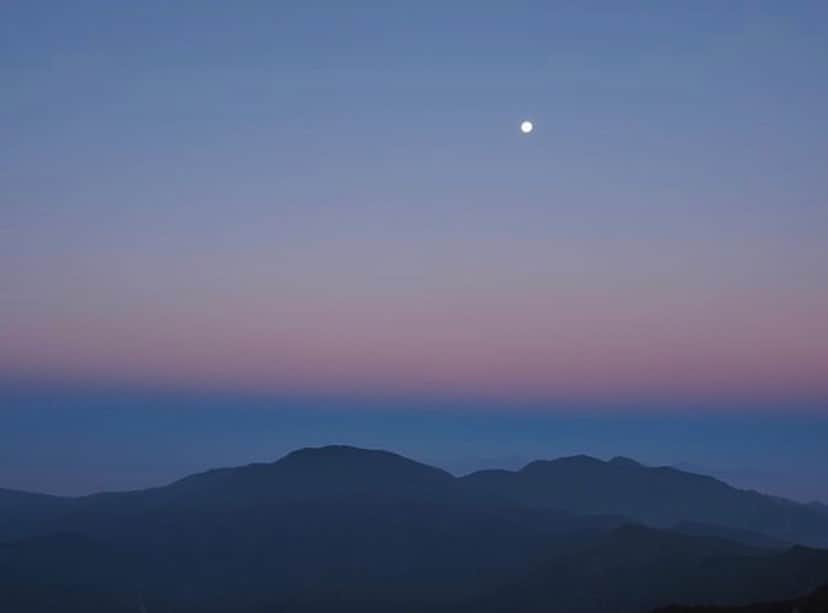 登山*トレッキング*アウトドア『.HYAKKEI』さんのインスタグラム写真 - (登山*トレッキング*アウトドア『.HYAKKEI』Instagram)「今日は中秋の名月、ということで月の入ったお写真です。﻿ 山の朝の空の色は格別です。﻿ ﻿ photo by @tak_toki  ﻿ ﻿ ﻿ あなたの山の思い出picを#hyakkeime で投稿してください！みんなで素敵なお山ギャラリーをつくりましょー！﻿ ﻿ ﻿ ﻿ #登山好きな人と繋がりたい #登山 #山登り #山歩き #山ガール #登山女子 #山ボーイ #山バカ #landscape #絶景 #日本の絶景 #as_archive #vsco #reco_ig #光と影 #空 #甲武信ヶ岳 #朝」10月1日 21時50分 - hyakkei_me