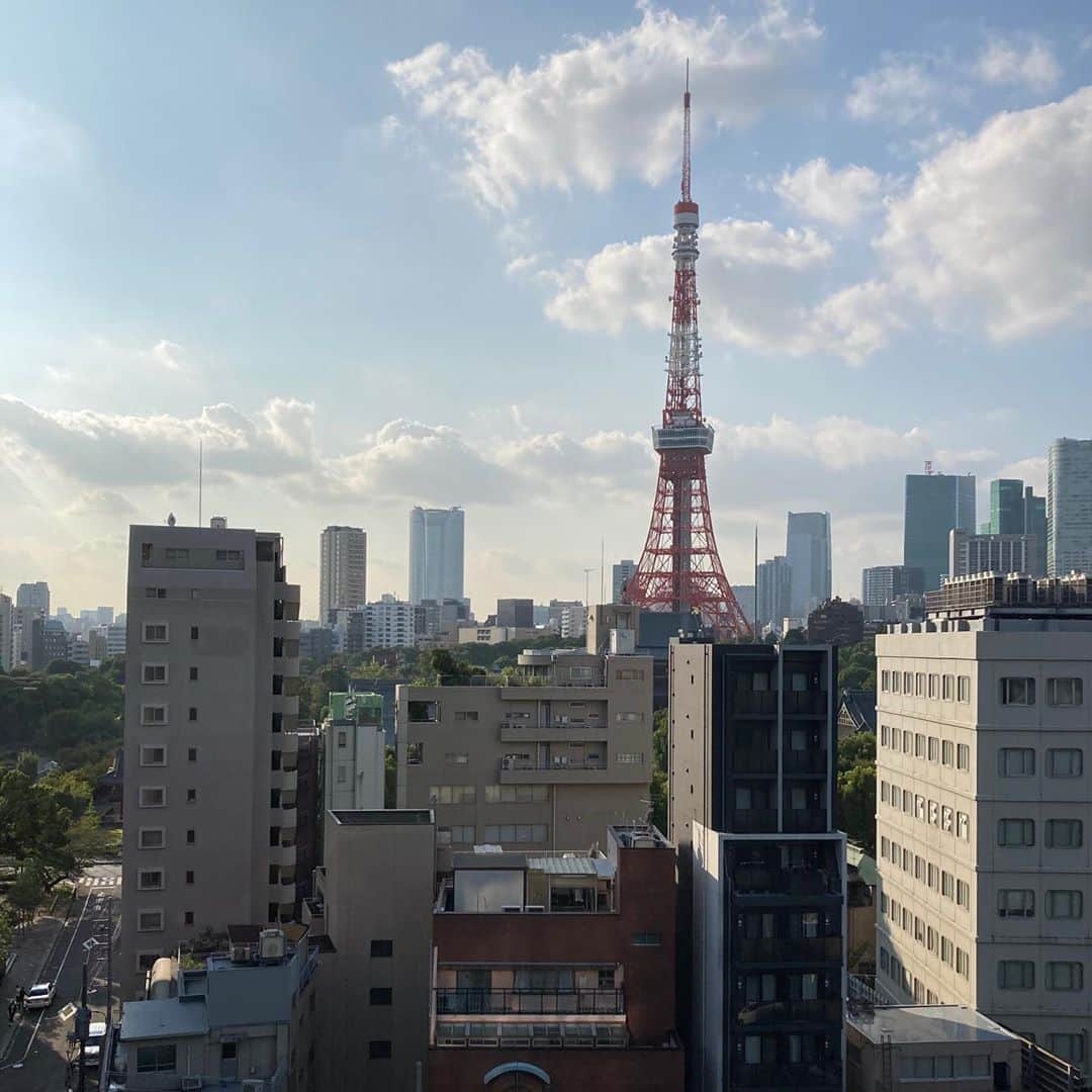 山口ひろみさんのインスタグラム写真 - (山口ひろみInstagram)「今日は久しぶりにテイチクさんへ😊 お部屋から東京タワーがとてもきれいに見えました✨🗼✨ 思わずパチリ📸 #山口ひろみ #悲恋半島  #テイチクエンタテインメント  #テイチクレコード  #東京タワー #なぜかテンション上がる  #思わずパチリ」10月1日 21時51分 - hiromiyamaguchi_official