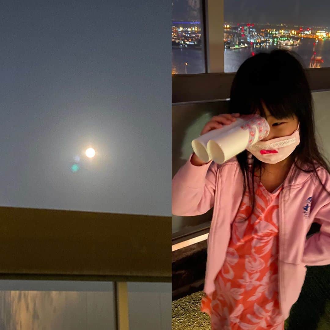 御影倫代のインスタグラム：「Harvest moon🌝 中秋の名月と、手作り双眼鏡(トイレットペーパーの芯)で月を見る我が家のかぐや姫。 #中秋の名月 #お月見 #harvestmoon」