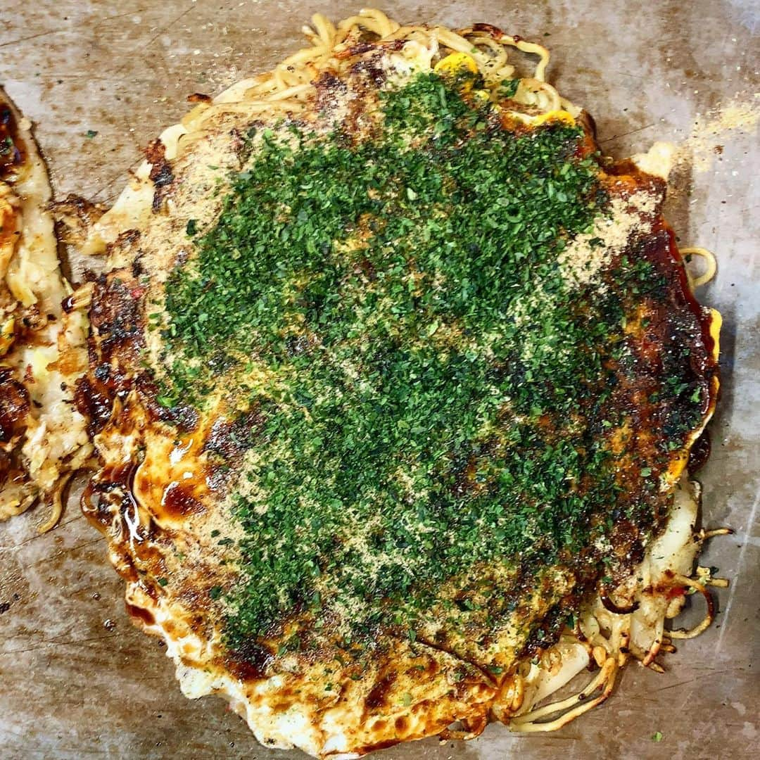 池内万作さんのインスタグラム写真 - (池内万作Instagram)「夜はお好み焼きを。 いや〜美味しかったし、いいお店だった〜！ 辛いソースがクセになる。 他のメニューも気になるし。 また来ます(｀_´)ゞ #イケウチ家さまよう #イケウチ家のグルメ旅」10月1日 21時52分 - mandeshita