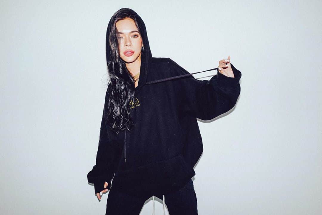 藤川ありすのインスタグラム：「__ 今日 @blitt_official の人気商品 420Time to smoke Hoodiが発売しました🖤 このパーカーBIGシルエットだし、裏起毛でふわっふわで、めちゃくちゃ暖かくて気持ちいいんだよ🤤 前回初日で完売しちゃったからまた再生産しました。  このカッコいい写真はカメラマン の @koichicks さんに撮ってもらった！いつもカッコよく撮ってくれて最高♡」