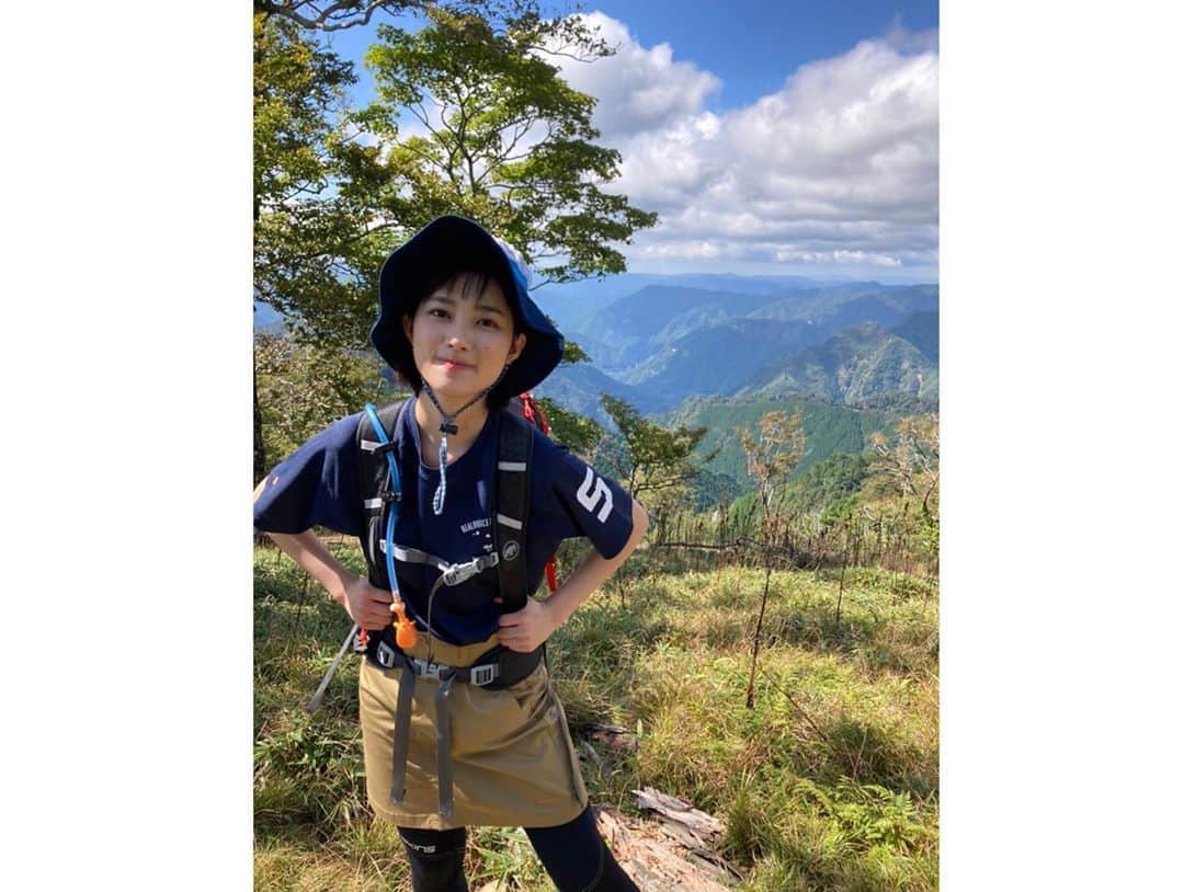 井頭愛海さんのインスタグラム写真 - (井頭愛海Instagram)「． 山ガール⛰👧🏻 的な写真〜笑笑  最後の写真は🐝に驚いてる🤪‪w  #登山 #山ガール」10月1日 21時53分 - manamiigashira_official