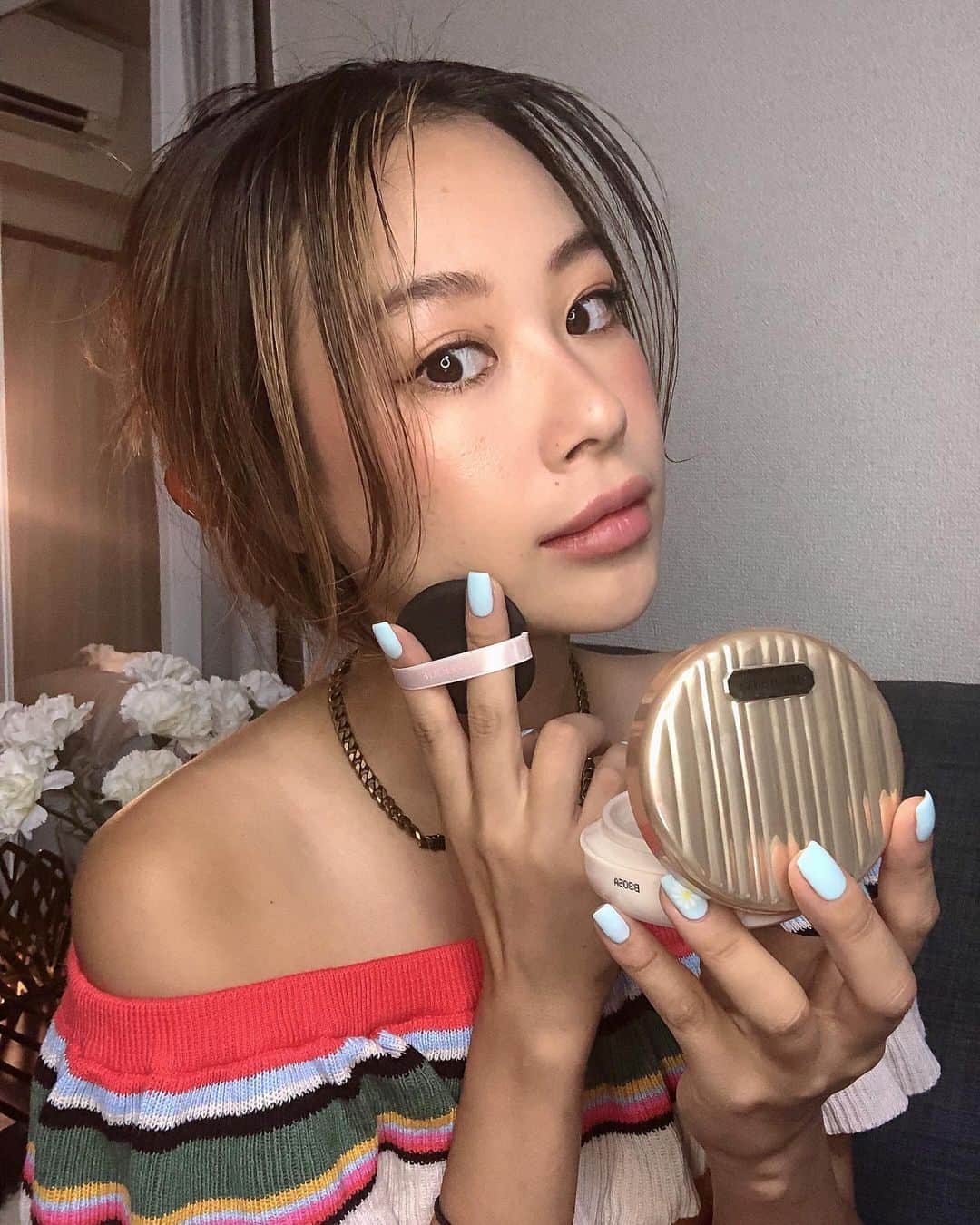 harunaのインスタグラム：「エスプリークさんから新作のファンデーションを頂きました😆 少しぬっただけで毛穴レスになるカバー力ばっちりな優秀ファンデです💕 これひとつで5役のコンパクトに入ったリキッドBB🌼 好みの仕上がりによって3タイプから選べます🥰💕 @esprique_official  #エスプリーク #リキッドコンパクトBB  #毛穴レスファンデ」