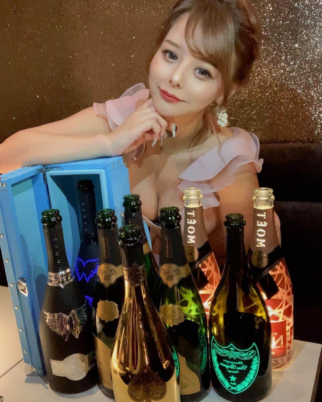 MIAのインスタグラム：「10月さんおはのっ🧸🍬 1年経つの早すぎ(｡•́-ก̀｡) . . . #キャバ嬢 #キャバクラ #歌舞伎町 #すすきの#ミナミ #中洲 #ダンサー  #ショーパブ  #プリティーウーマン #プリティーウーマンみあ」