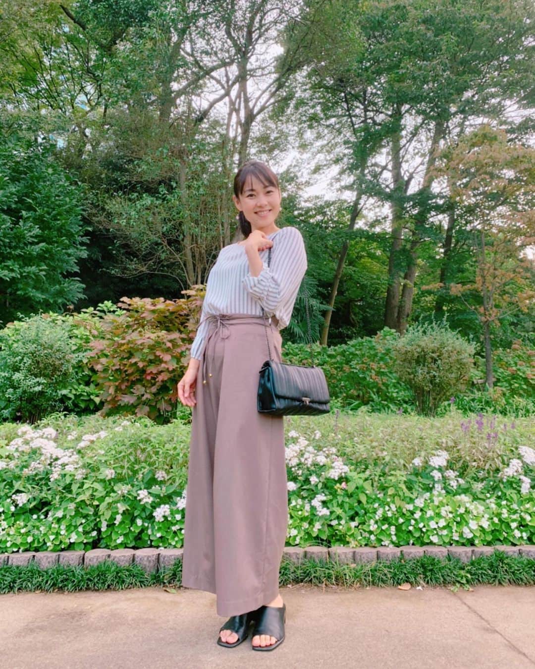 のインスタグラム：「【エアクロ秋のママコーデ】 久々に、いや一年以上ぶりにichiho(@ichihojapan )に会えました^ - ^  ランチして、テラス席でお茶もして、子どもたちと夜までガッツリ公園で遊んでもらい、大喜び💕  私はその間にズーム会議したり、パソコン作業までさせてもらいました！ベビーシッター役お疲れ様です^_^ichihoの服、ファンキーでカッコいいよね。  私は、秋のワーママコーデです！ トップスの着痩せ感と袖周りがリボン風になっていてキュート💕ズボンは編み上げっぽいウエストが可愛いです♪  バッグはオンラインショップで購入したZARAのレザーバッグ！パンプスも秋っぽくレザーで柔らかく履き心地もよい。お気に入り♪  女子アナ47×エアークローゼット 〜女子アナコーデ応援企画〜  女子アナ47のファッションを普段着も含めて、 エアークローゼット社にサポートしていただいています。  今なら、お友達紹介で初月3000円オフ‼︎ 紹介コード入れるところにこちら記入してください♪  →Tygxc   エアークローゼットは 好みのスタイルや色、お洋服のお悩み、ご利用シーンにあわせて、 プロのスタイリストが洋服を選んでくれるサービスです！  #コロナでも楽しく  @aircloset_official #女子アナコーデ応援企画 #airCloset  #エアークローゼット #ファッション #ファッションレンタル  #洋服レンタル  #エアクロ #エアクロライフ #女子アナ47 #女子アナ #女子アナウンサー #女子アナコーデ #パーソナルスタイリング  #アナウンサー #フリーアナウンサー #カジュアル  #ママコーデ #秋コーデ #秋服コーデ　#ワーママコーデ　#アラサーコーデ #2児ママ #2児のママ #2児の母　#紹介コード　　#ワーママ　#ワーキングママ #2歳7ヶ月 #2歳児」