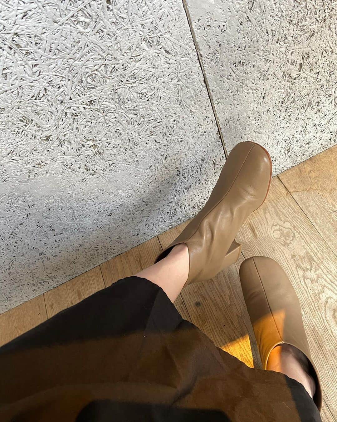 平木愛美のインスタグラム：「ふらっと入ったお買い物で、セレクトで置いてあったブーツに惹かれ…最近のお気に入り⚪️👢 色がなんとも絶妙で可愛いのです。  ブーツの丈が短くってスタイル難しいかな？と思いきや、それも、履いたシルエット＆脚も綺麗にみせてくれる。  白の可愛いブーツも探してるの〜🤍  足もとから可愛いと、気分がるん。とします。  キャラメルラテがハートでhappy🕊 （写真もう飲みかけだけど。笑）  boots / miho... @js_relume  onepiece / @redyazel  ring / @jilsander  cafe / @_yellowcafe_」