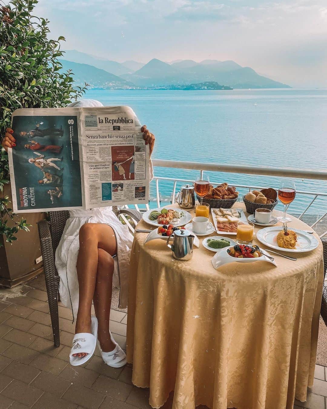 バーボラ・コディトヴァのインスタグラム：「My kind of a breakfast at @hlapalma_skybar 🥂」