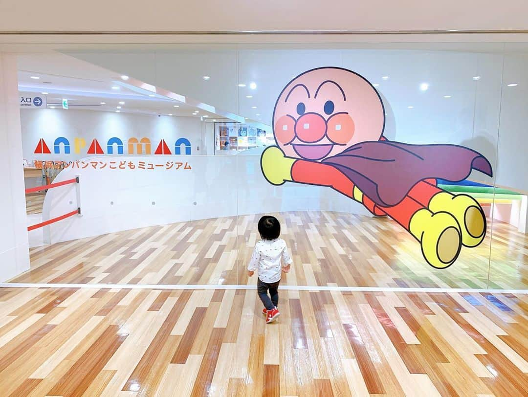 永峰絵里加さんのインスタグラム写真 - (永峰絵里加Instagram)「ANPANMAN MUSEUM🥯🍞🍔 ・ 引っ越す前にどうしても連れて行きたかったアンパンマンミュージアムへ。  キャラクターのパンが可愛すぎて♡♡ 頑張って選んでも５つになっちゃった！ バイキンマンは息子の一撃で目が可哀想なことになったけど全員美味しく頂きました😂・ 中のクリームとかは結構甘めなので息子には周りのパンだけちぎってあげました🧁 ・ 遊ぶエリアも充実していて、すぐに飽きて抱っこだっこになるだろな〜と思っていたのに帰る時間までずーっと夢中で遊んでいました◎←これは結構びっくり。 楽しんでくれてよかった〜^ ^ 次は4人で行けるといいな。  ・ ・ ・ #anpanman #anpanmanmuseum  #アンパンマンミュージアム #横浜  #アンパンマン号 #子連れでお出かけ」10月1日 22時02分 - erikalmaz