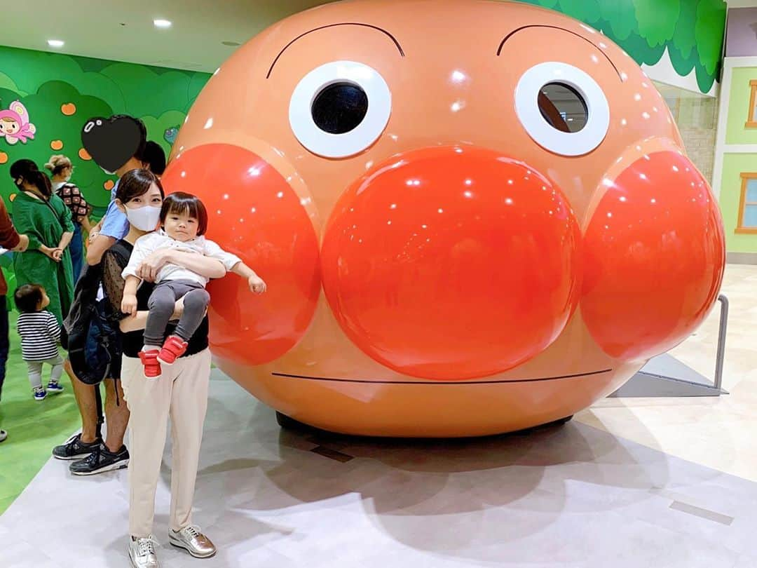 永峰絵里加のインスタグラム：「ANPANMAN MUSEUM🥯🍞🍔 ・ 引っ越す前にどうしても連れて行きたかったアンパンマンミュージアムへ。  キャラクターのパンが可愛すぎて♡♡ 頑張って選んでも５つになっちゃった！ バイキンマンは息子の一撃で目が可哀想なことになったけど全員美味しく頂きました😂・ 中のクリームとかは結構甘めなので息子には周りのパンだけちぎってあげました🧁 ・ 遊ぶエリアも充実していて、すぐに飽きて抱っこだっこになるだろな〜と思っていたのに帰る時間までずーっと夢中で遊んでいました◎←これは結構びっくり。 楽しんでくれてよかった〜^ ^ 次は4人で行けるといいな。  ・ ・ ・ #anpanman #anpanmanmuseum  #アンパンマンミュージアム #横浜  #アンパンマン号 #子連れでお出かけ」