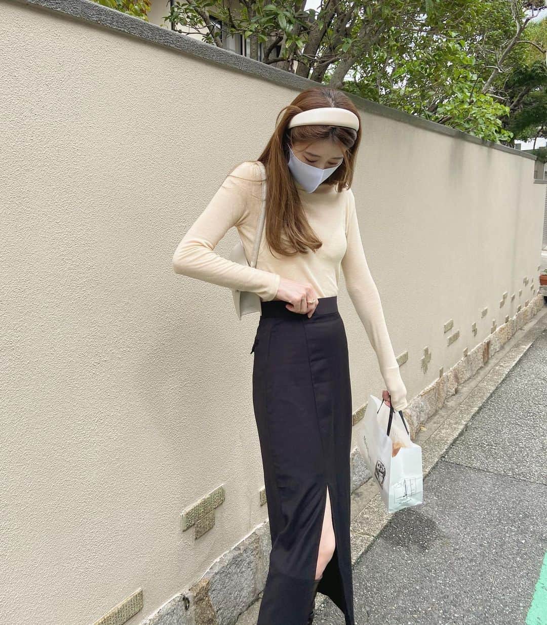 i am aiのインスタグラム：「ベージュだけど バターっぽいカラーがお気に入りの🧈🤍 スリットスカートはすきすぎて 2タイプあります🤎🤎🦵🏻ひひ ㅤㅤㅤㅤㅤㅤㅤㅤㅤㅤㅤㅤㅤ ㅤㅤㅤㅤㅤㅤㅤㅤㅤㅤㅤㅤㅤ 今日は災難でした。🧟‍♂️🧟‍♂️ 優しいメッセージにうるうると😢🤍 ありがとうございます😭😭😭 早く治して残りの撮影頑張ります！ ㅤㅤㅤㅤㅤㅤㅤㅤㅤㅤㅤㅤㅤ #shoponpon」