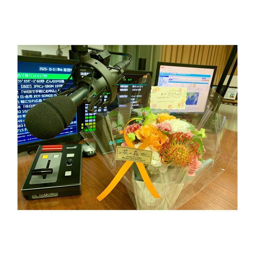 江本一真さんのインスタグラム写真 - (江本一真Instagram)「【広島FM 江本一真のゴッジ】 時間拡大しての初回を終えました。 いつも以上にアクセルベタ踏み。 漲る想いをマイクを通して伝えたかった。 お花を局まで届けてくれたリスナーさん、沢山のメッセージを送っていただいた皆さん、本当にありがとうございます！ 第2章スタート！ まだまだいくよ💪 #広島FM #ラジオ #ゴッジ　 #江本一真 #雑草魂」10月1日 22時03分 - kazuma_emoto