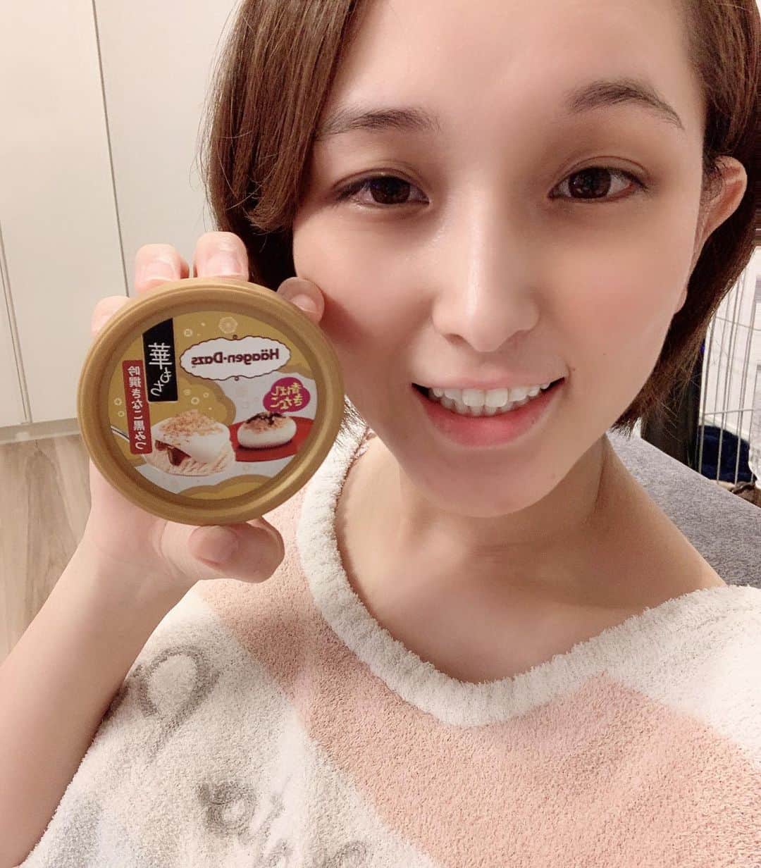 ぱにゃえのインスタグラム：「今日はお月見やね🎑 お団子作ろうと思ったけど、バタバタしてて結局華もち🥰  週末作って食べながらPARKみようっと🥳 #華もちきなこ黒みつ  #美味しゅうございました🙏  #最近パジャマ率高し」