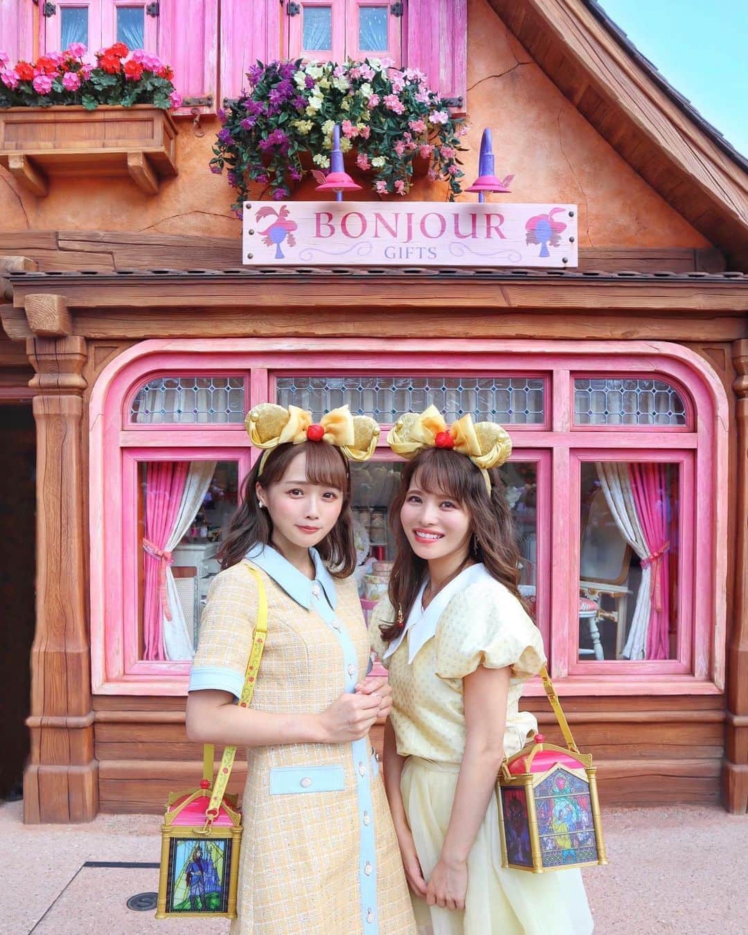 のインスタグラム：「わたし的に新エリアでおすすめなのが﻿ こちらのピンクのグッズ売り場﻿ 『ボンジュールギフト』💒💕﻿ ﻿ みんなきっと好きだよね💐﻿ とっても可愛い🕊💘﻿ ﻿ 今度は町ベルコーデして行きたいなぁ🥺💗💖﻿ ﻿ 今月またひなひと行くんだけど﻿ レストラン予約も無事取れたので﻿ 次行くのがとーっても楽しみ🦁🌹﻿ ﻿ ﻿ 新エリアの動画も軽く撮ったので﻿ 後日YouTubeアップするね🙆‍♀️❣️❣️﻿ ﻿ ﻿ ﻿ #tokyodisneyland#beautyandthebeast#tokyodisneyresort#tdl#disneyig#東京ディズニーランド#ディズニーランド#ビレッジショップス#ボンジュールギフト#ポップコーンバケット#ポップコーン#美女と野獣#新エリア#新エリアオープン#美女と野獣魔法のものがたり#魔法のものがたり#ラタベルヌドガストン#ファンタジーランド#ベルコーデ#ベルバウンド#迪士尼乐园#東京迪士尼樂園#迪士尼樂園#みいきディズニー🏰💞」